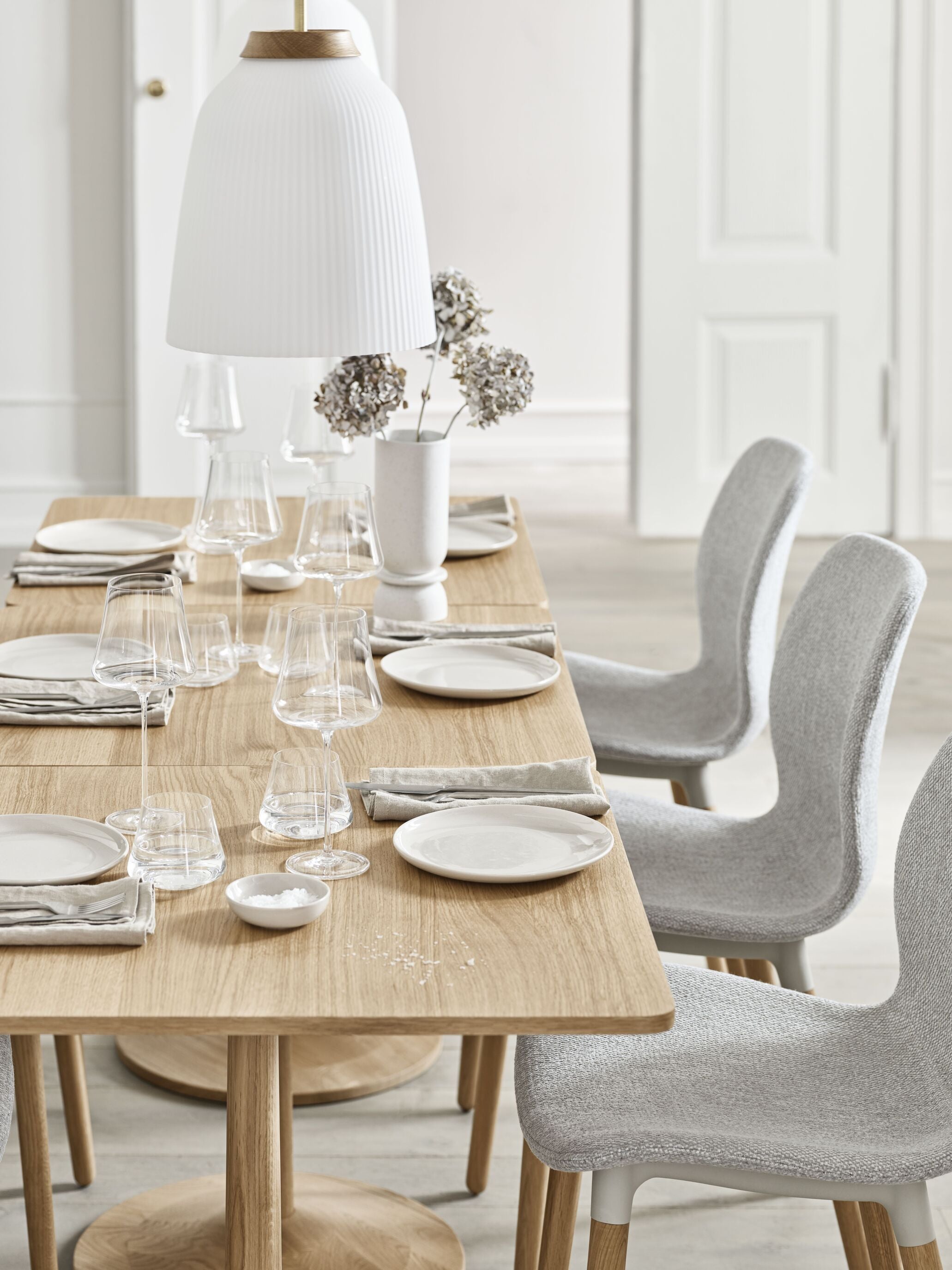 Čalúnená stolička SEED s dubovým podstavcom