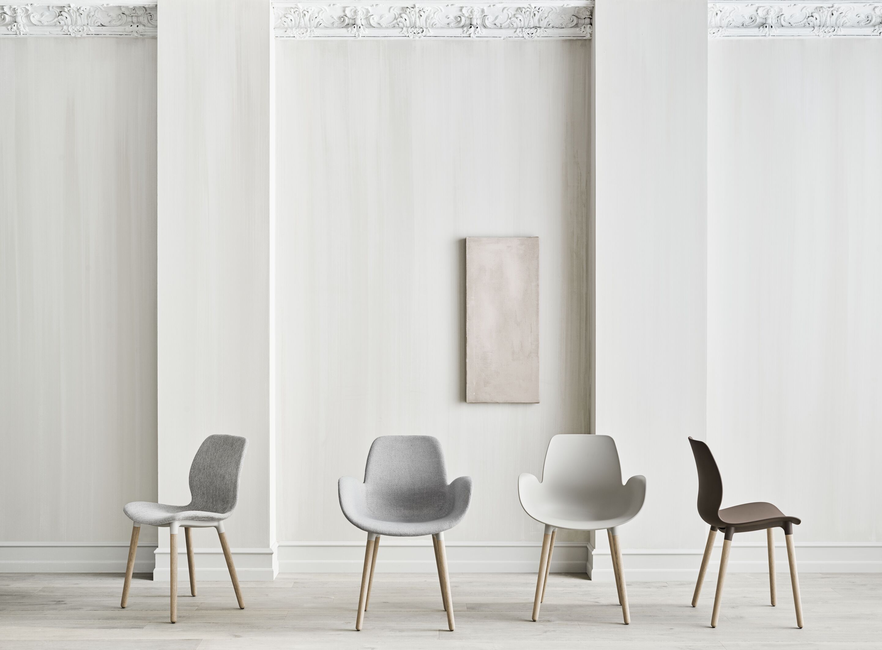 Kreslo s opierkami SEED čalúnené so železnou základňou