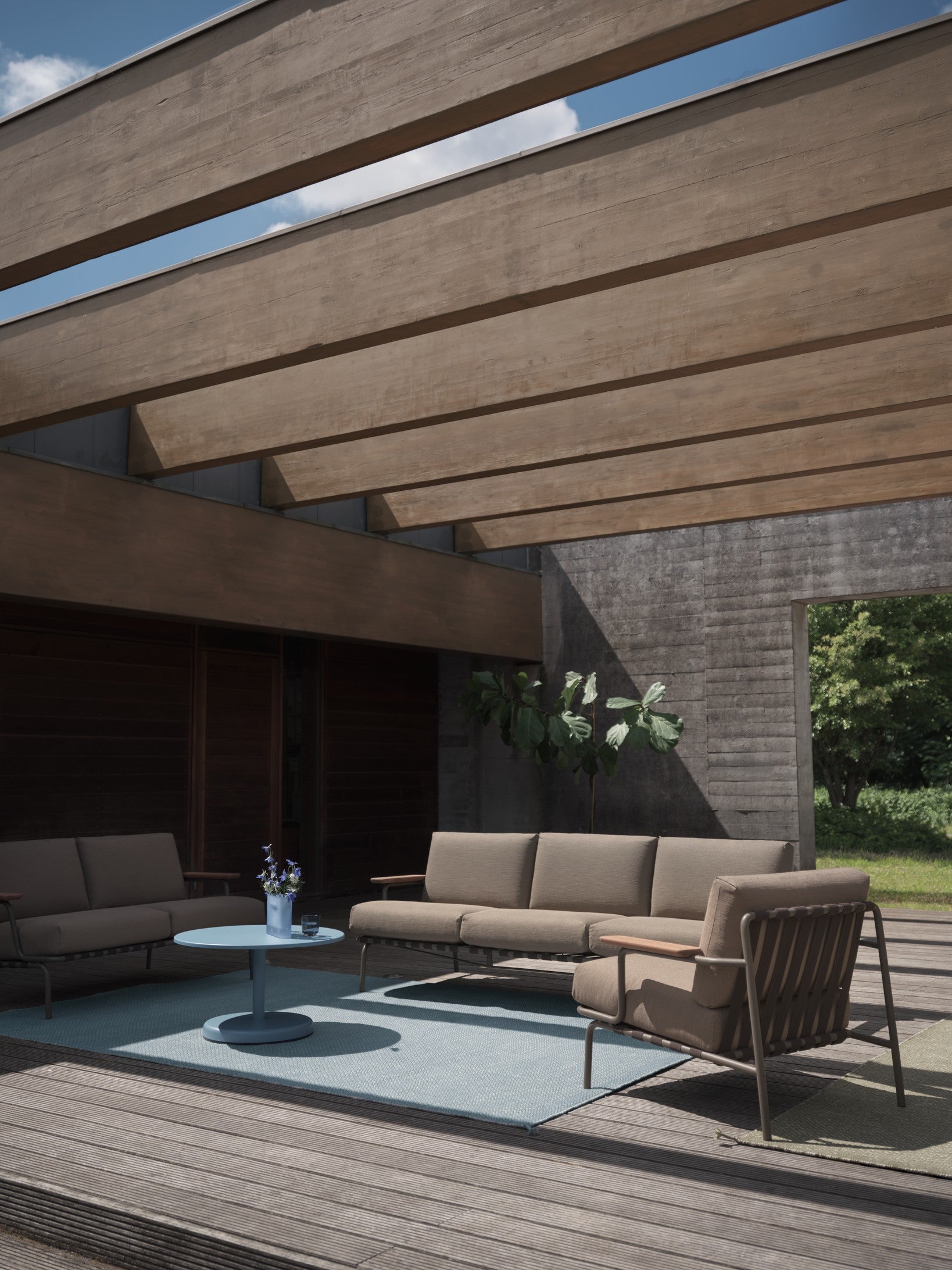 Fotel z podłokietnikami zewnętrný SETTLE hnedý s taupe základom [Amelia]