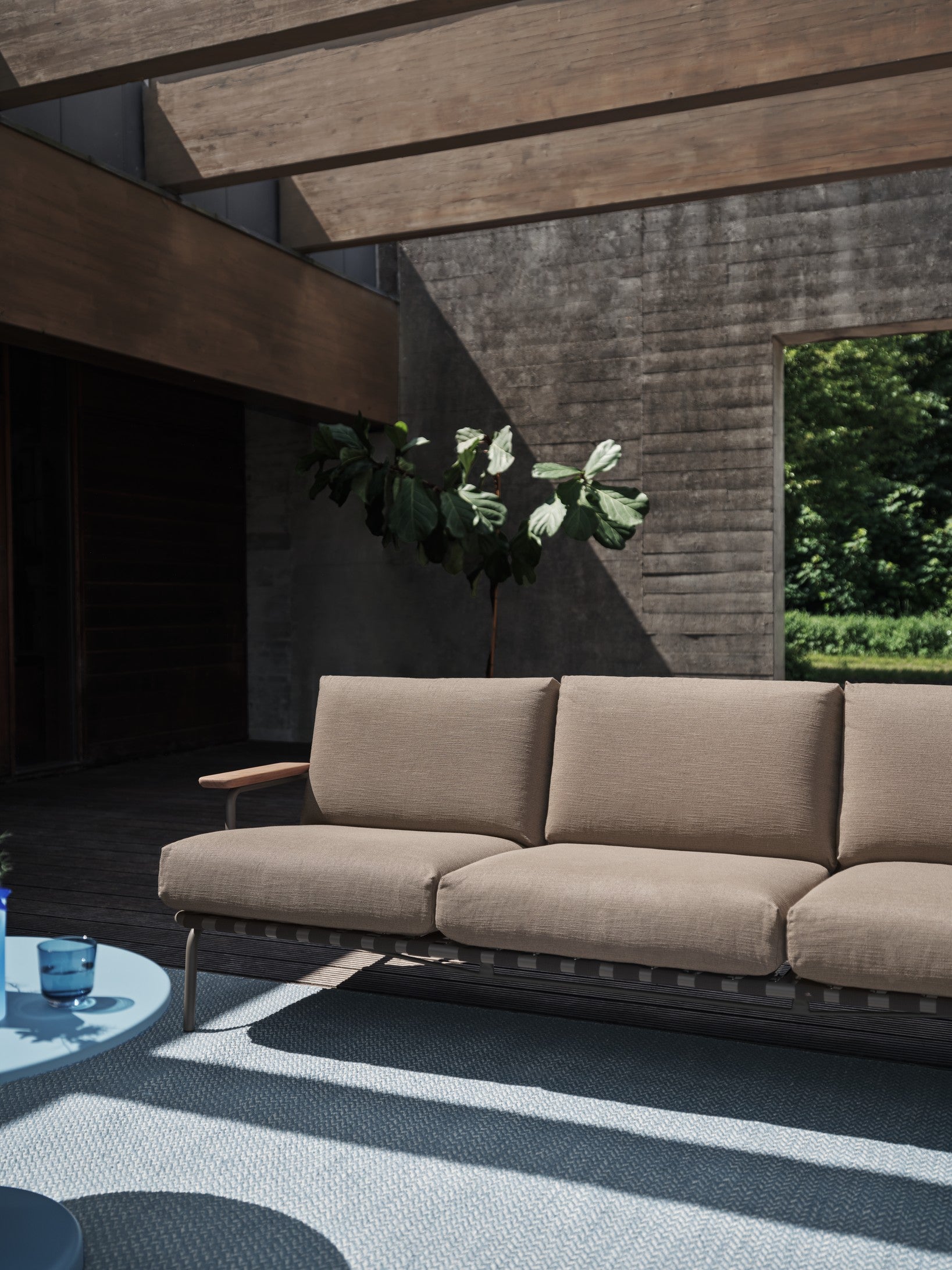 3-seater outdoor sofa with armrests SETTLE brown with taupe base [Amelia]