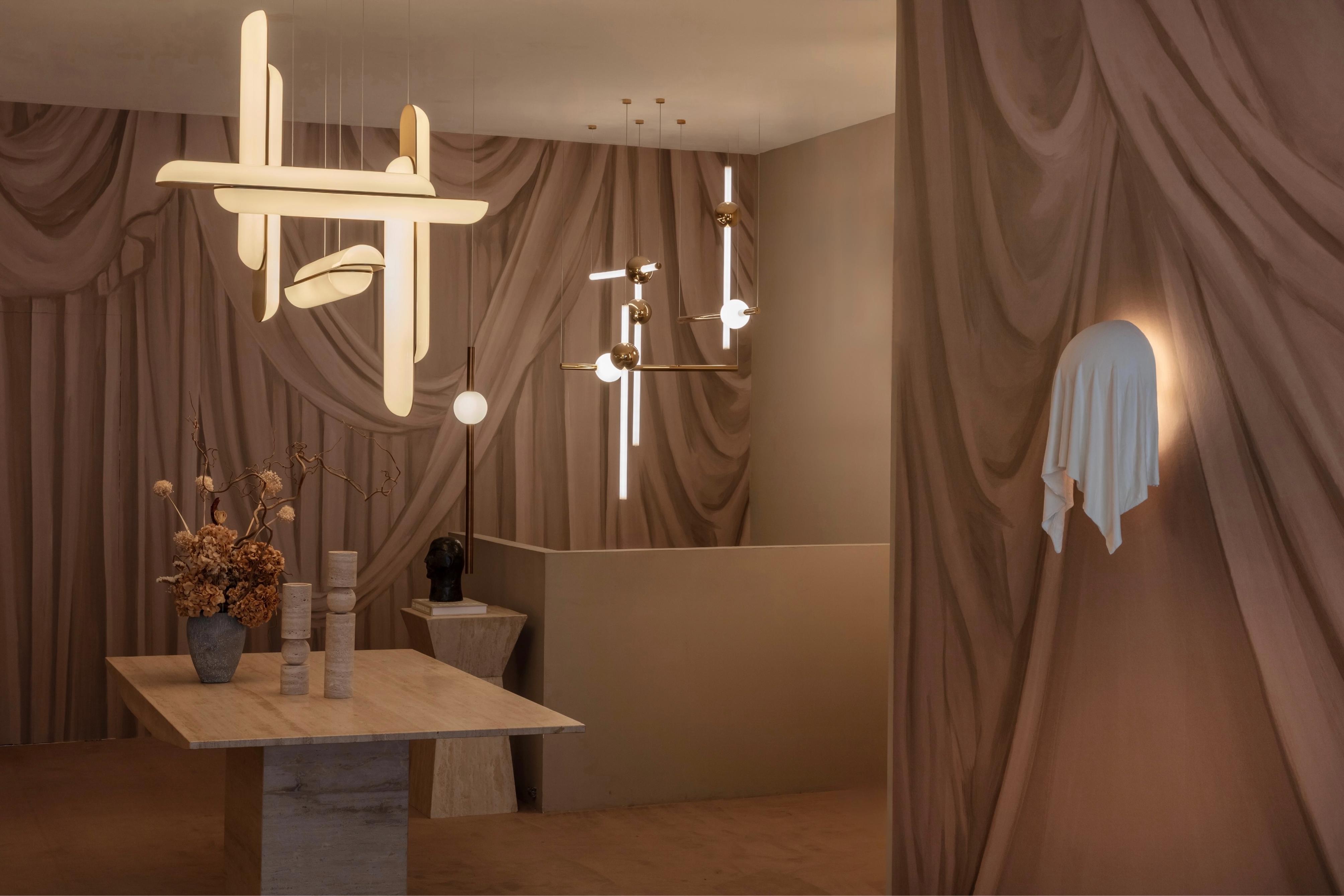 Nástenná lampa REQUIEM z textílie a sadry