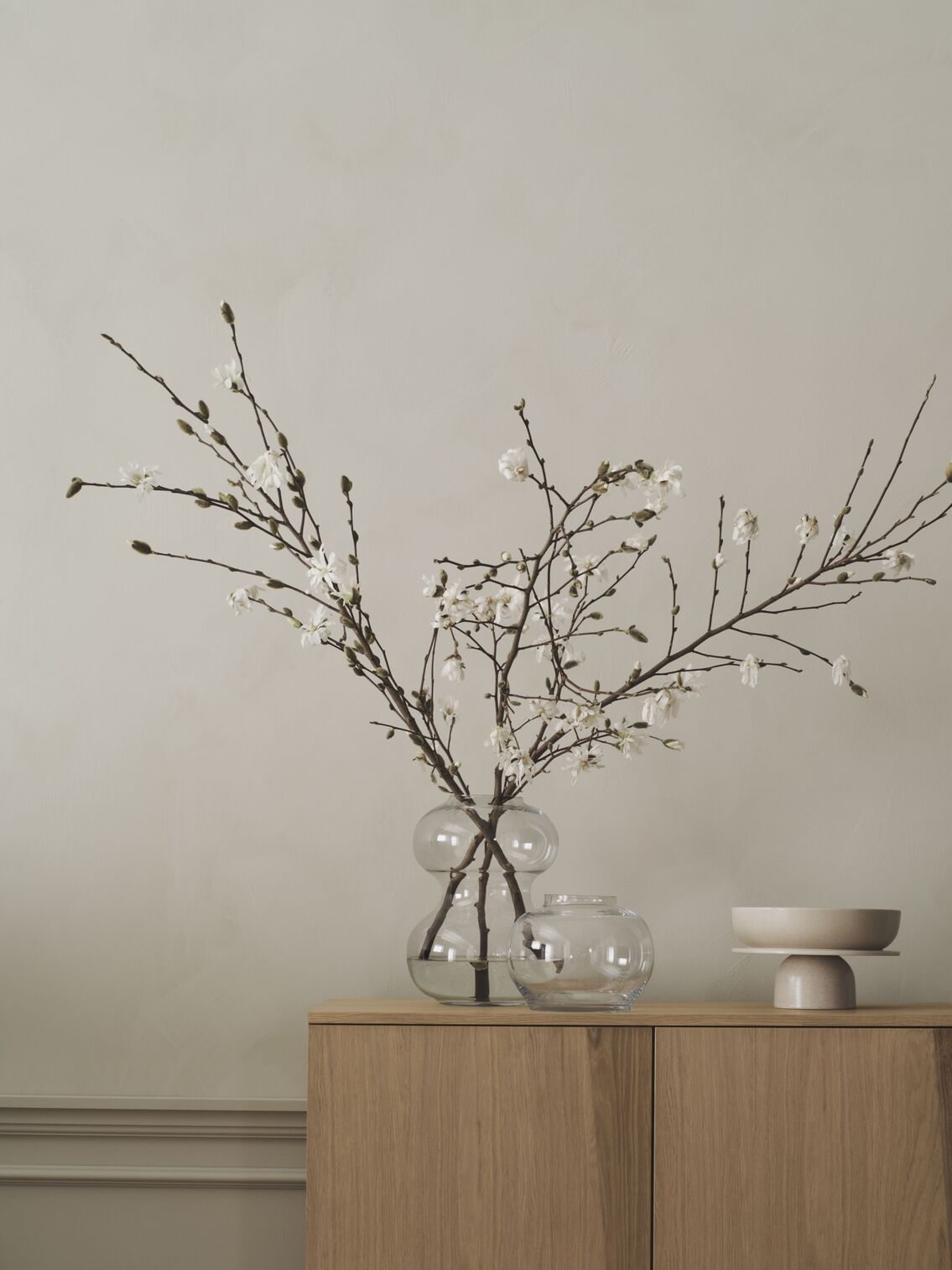 Skriňa SILENT bielené dubové drevo so železným podstavcom