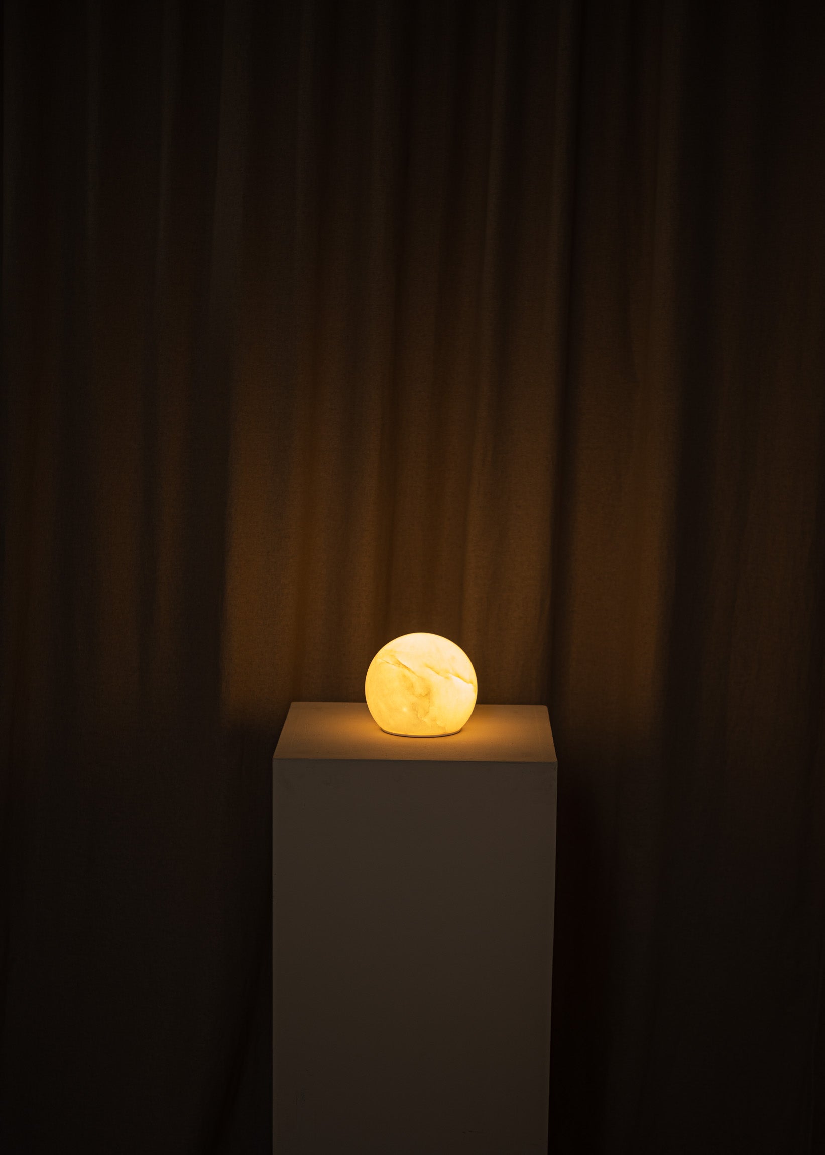 Prenosná lampa AUGURISTO biely alabaster