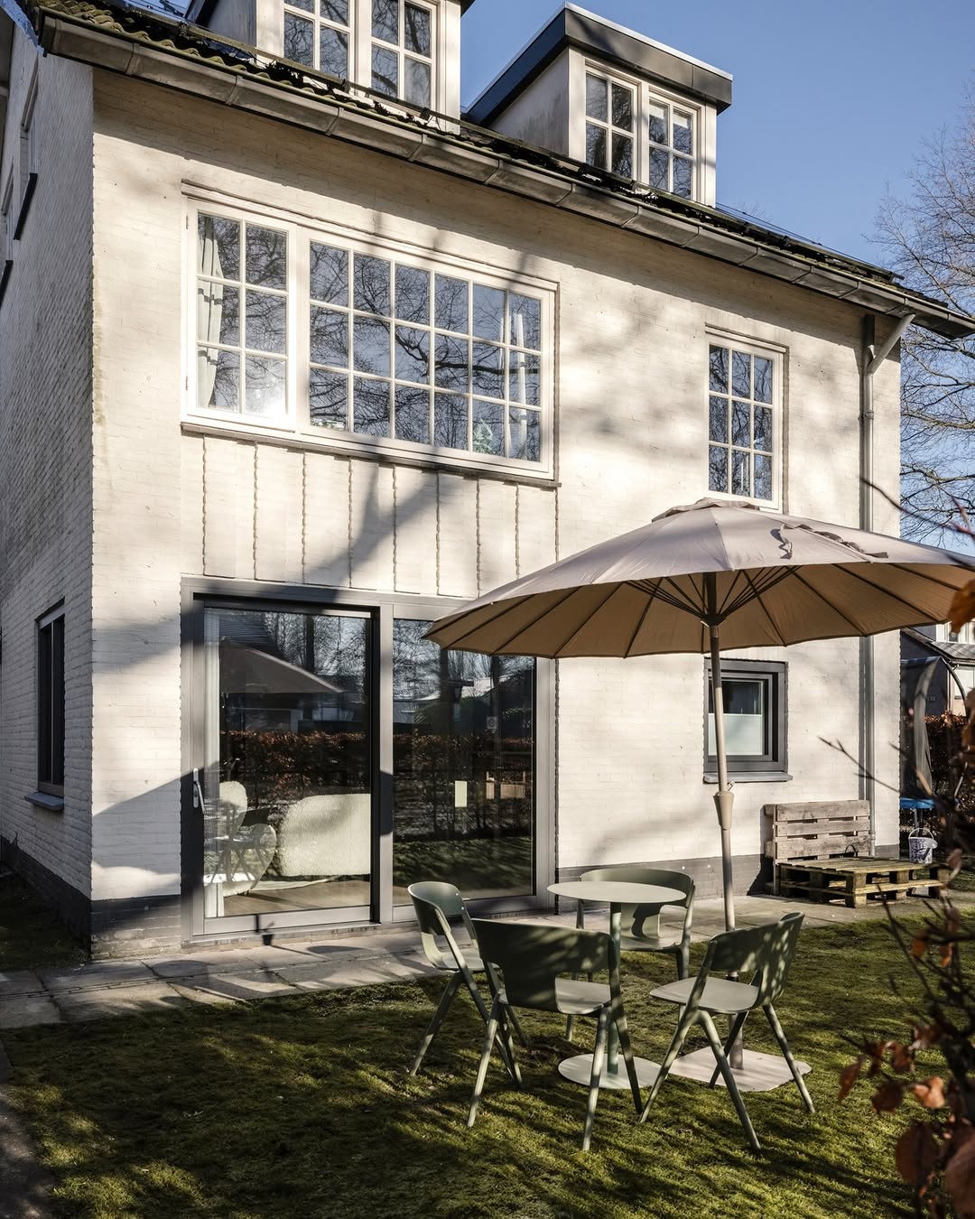 SUNSHINE parasol with base beige