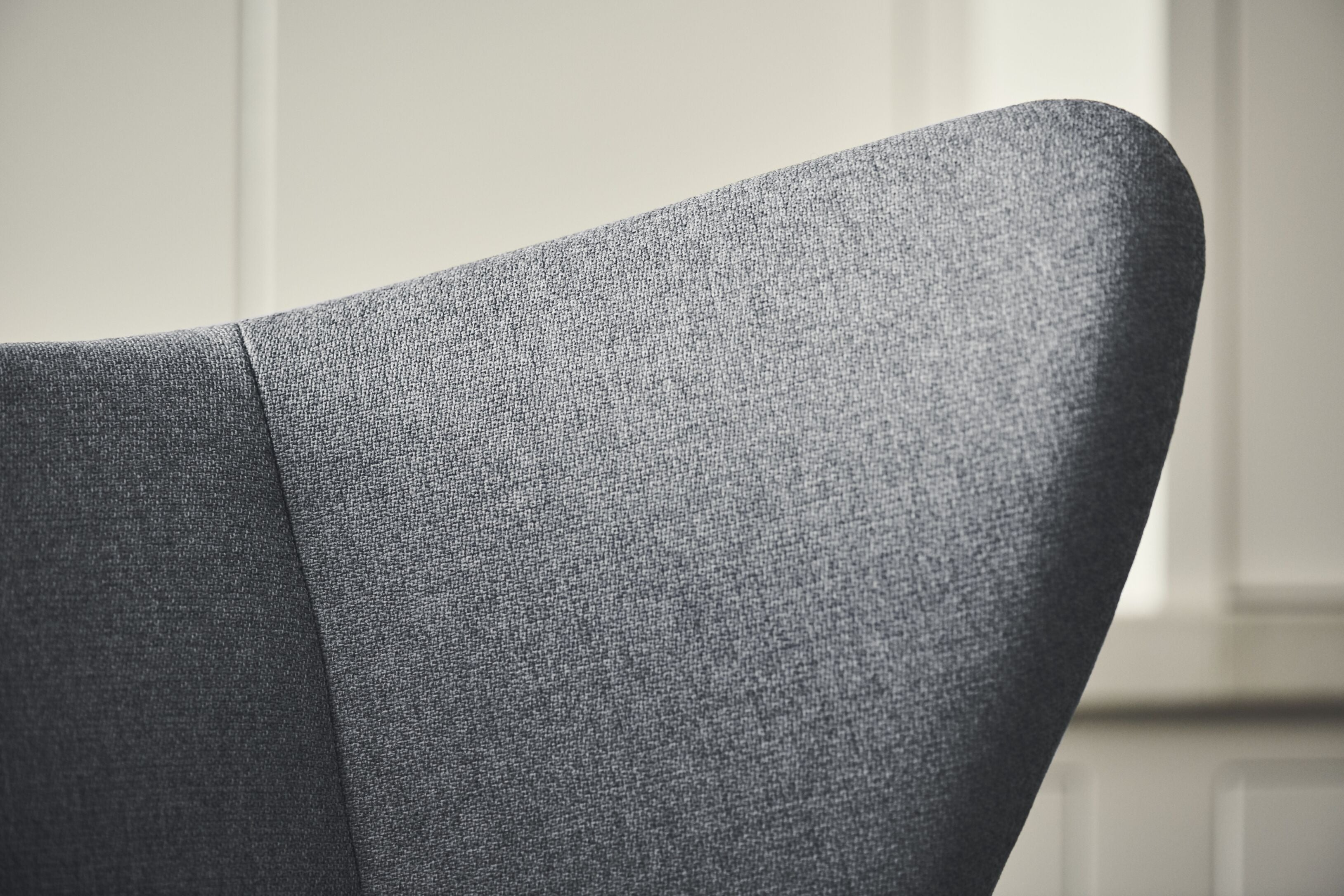 Kreslo SOLO KURÁTOROVO VYDANIE krémový podstavec