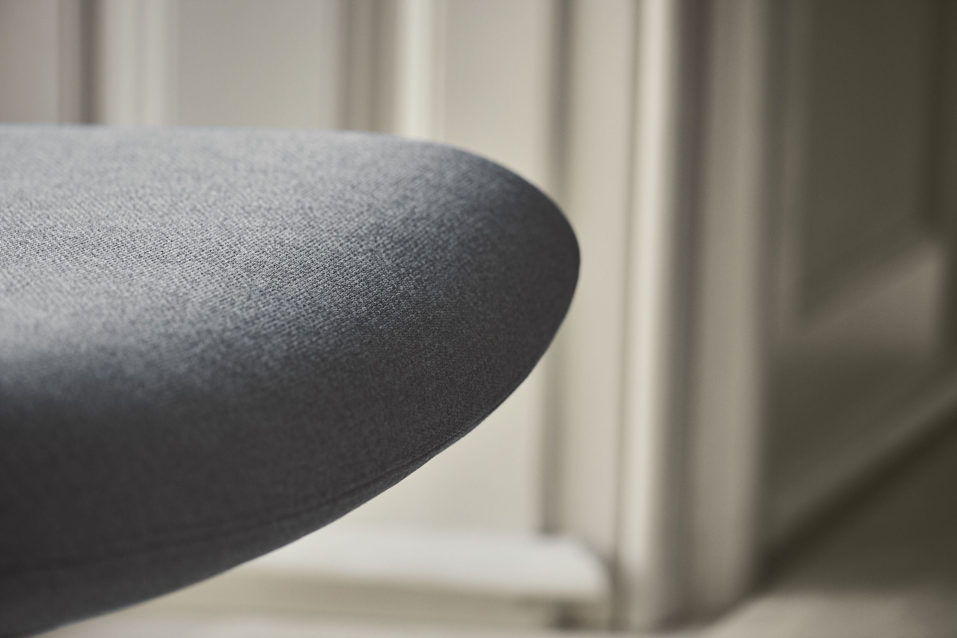 Kreslo SOLO KURÁTOROVO VYDANIE krémový podstavec