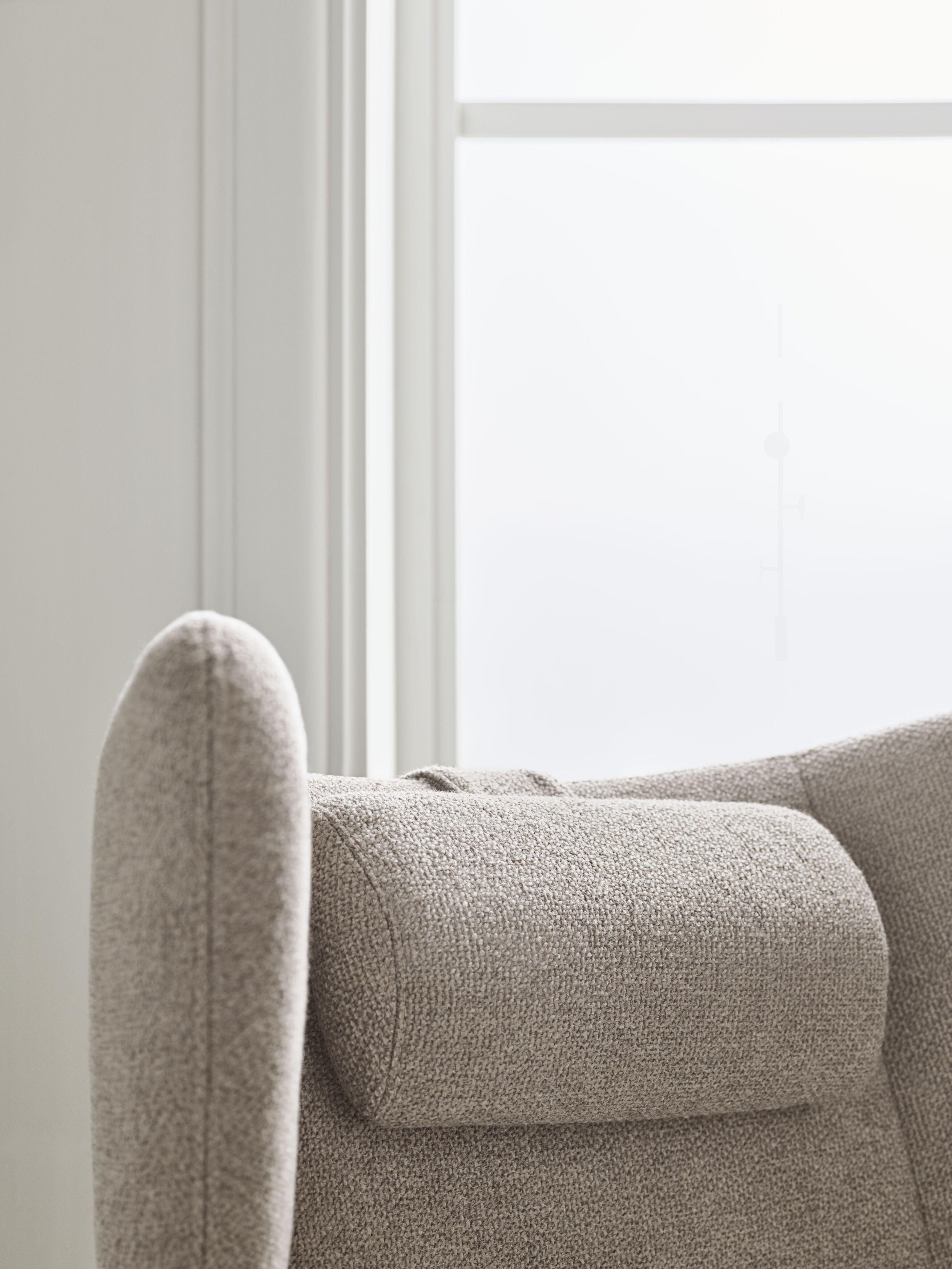 Kreslo SOLO KURÁTOROVO VYDANIE krémový podstavec