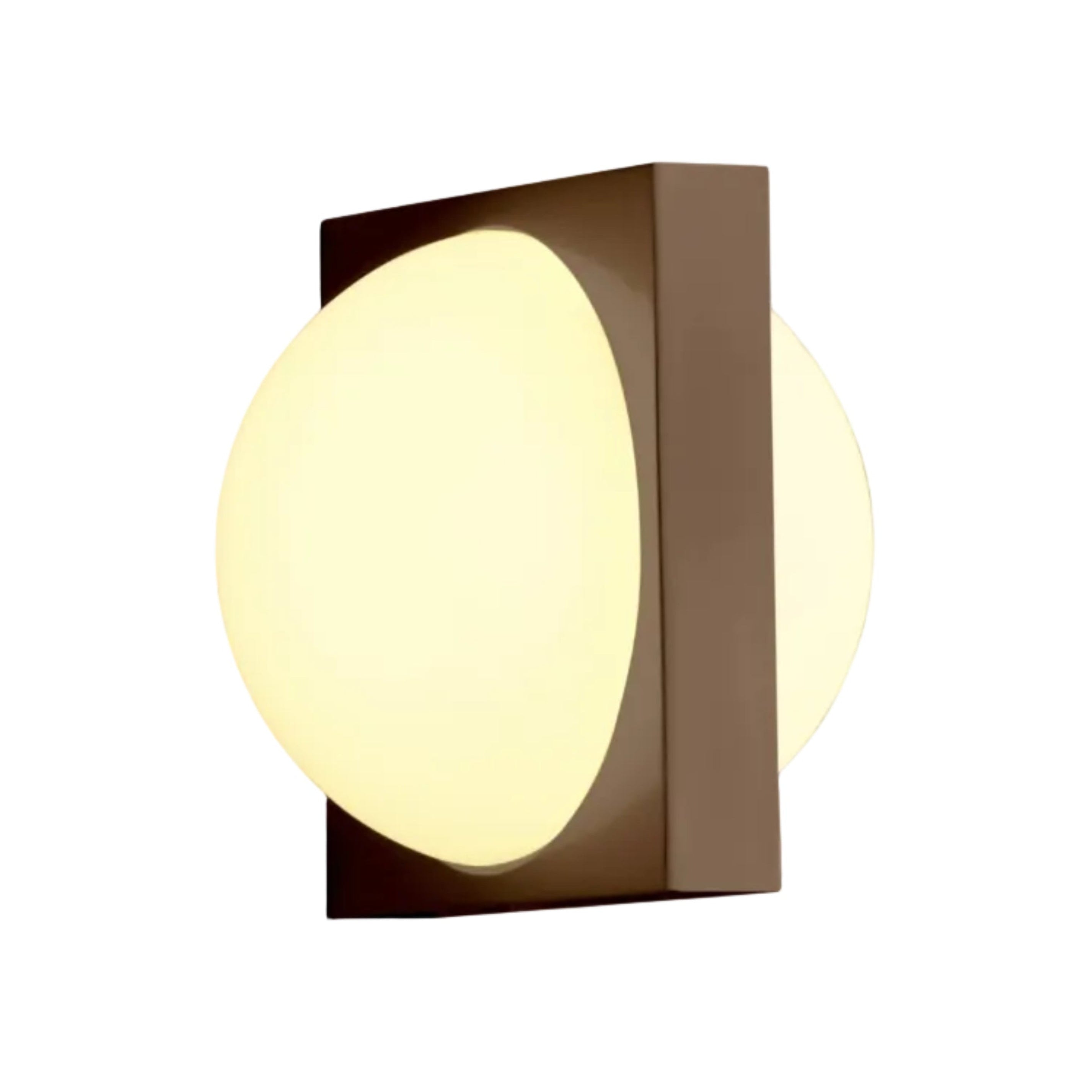 Nástenná lampa SOLSTICE s opálovým tienidlom a čierneným mosadzom