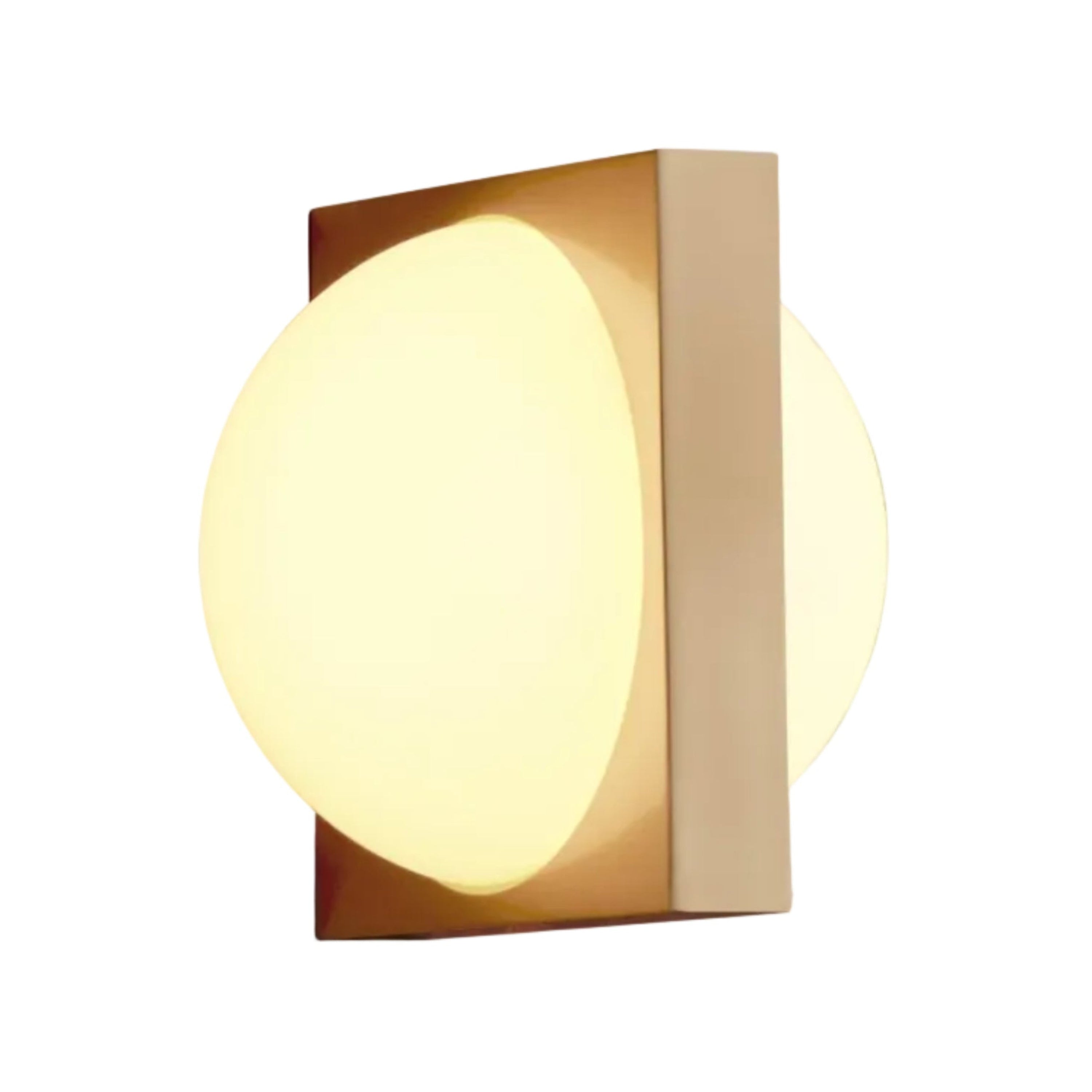 Nástenná lampa SOLSTICE s opálovým tienidlom a mosadzou