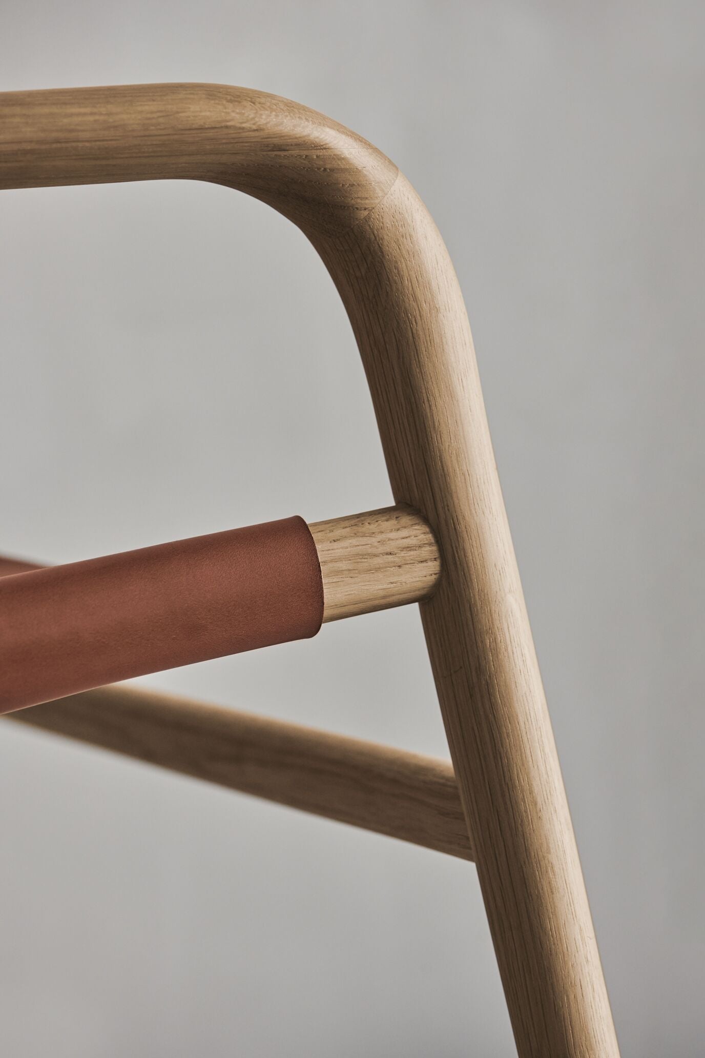 Fotel SOUL béžový s dubovou základňou