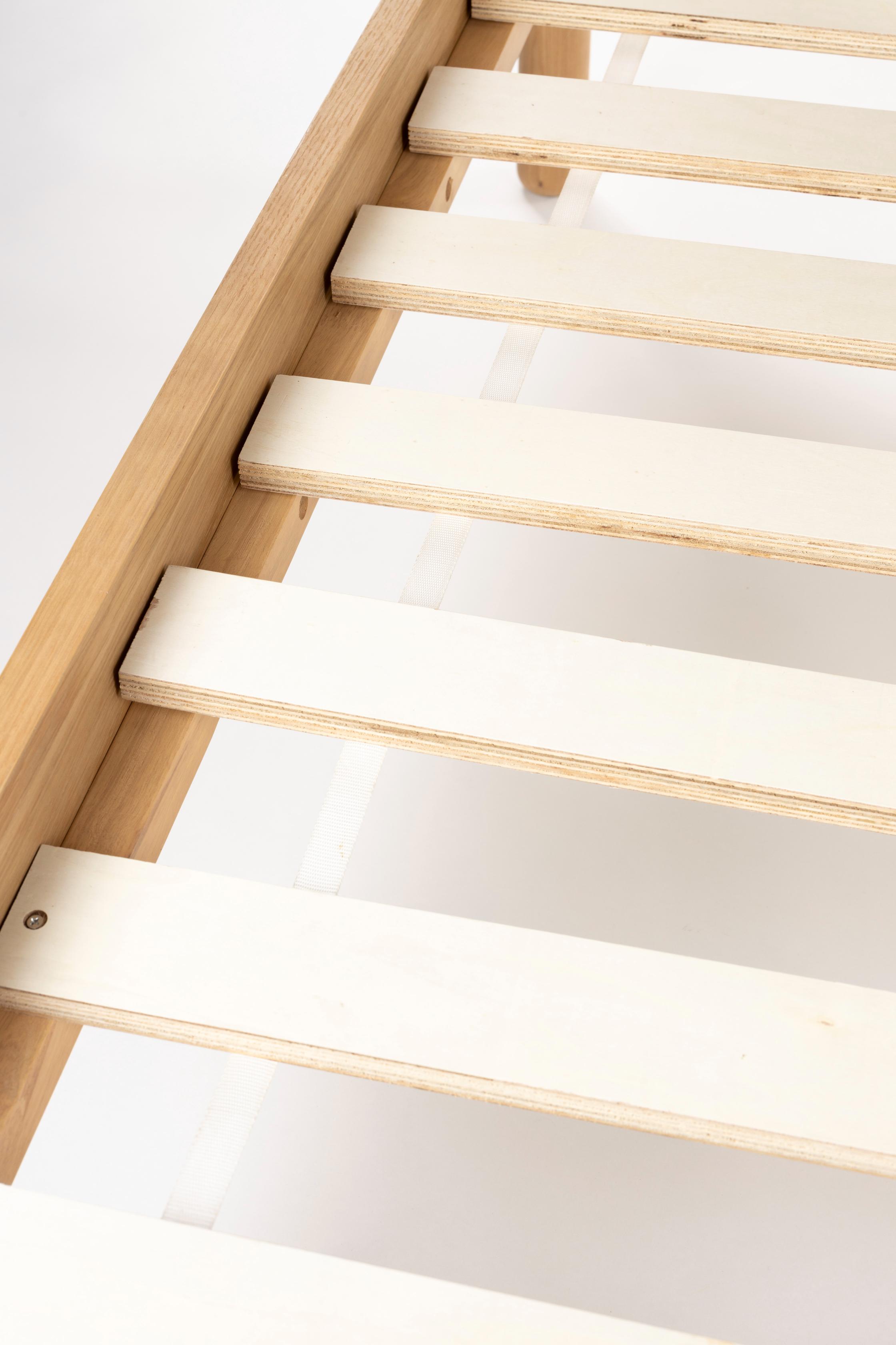 Posteľ STORM WEBBING z jaseňového dreva