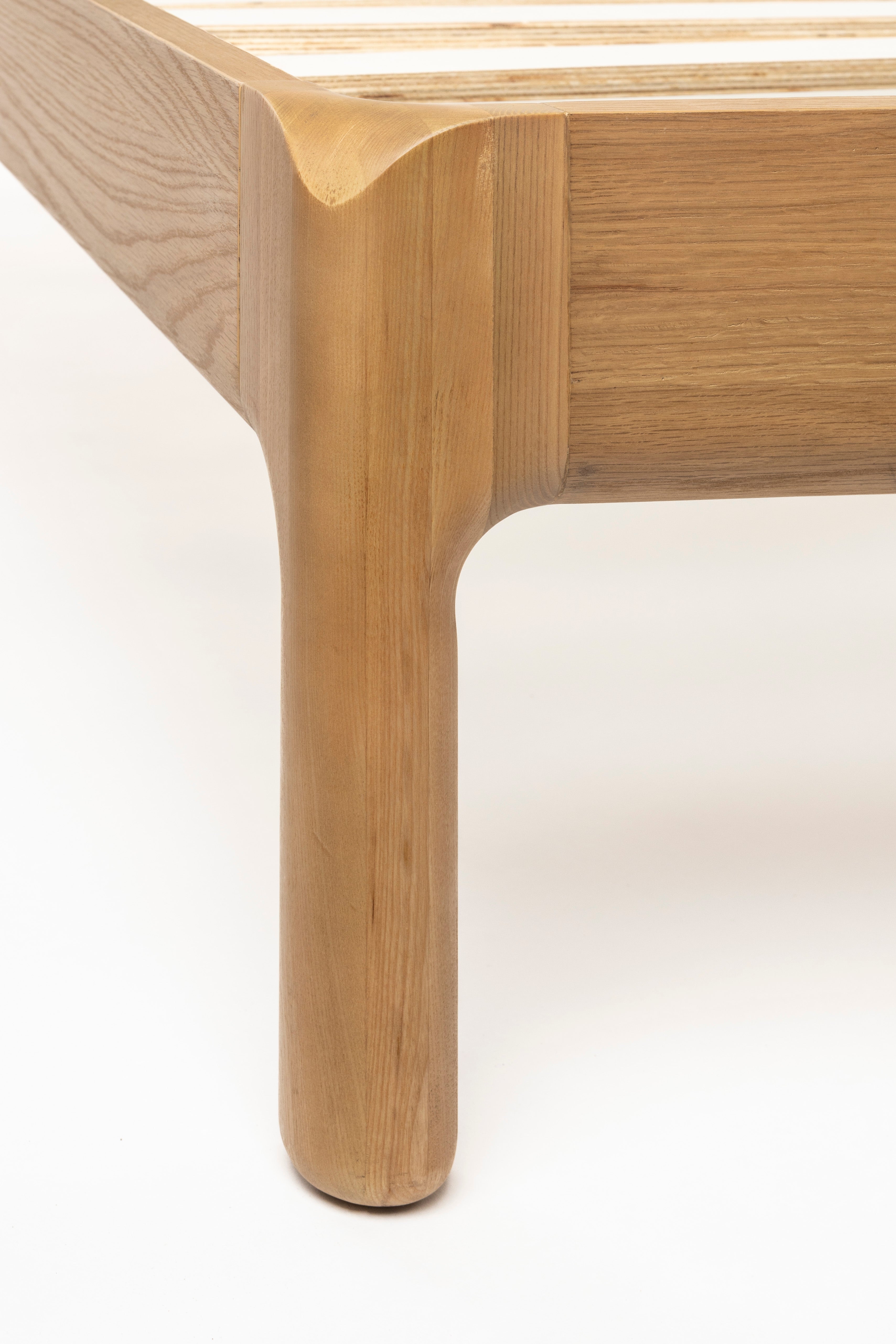 Posteľ STORM WEBBING z jaseňového dreva