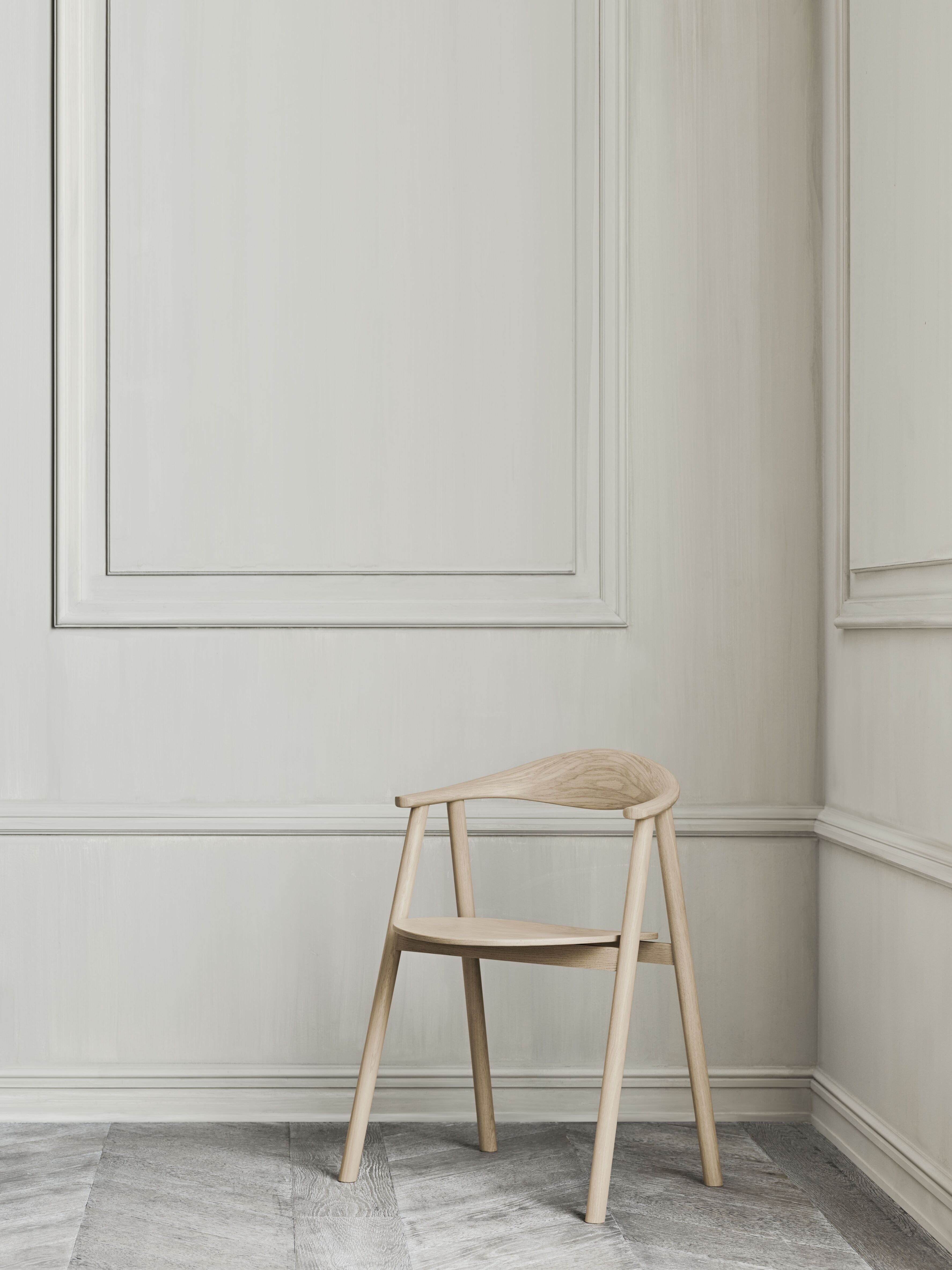 SWING chair upholstered with an oak base