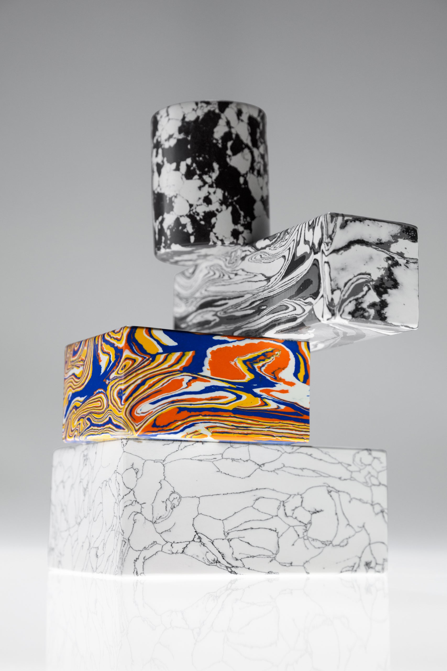 Svietnik SWIRL viacfarebný mramor