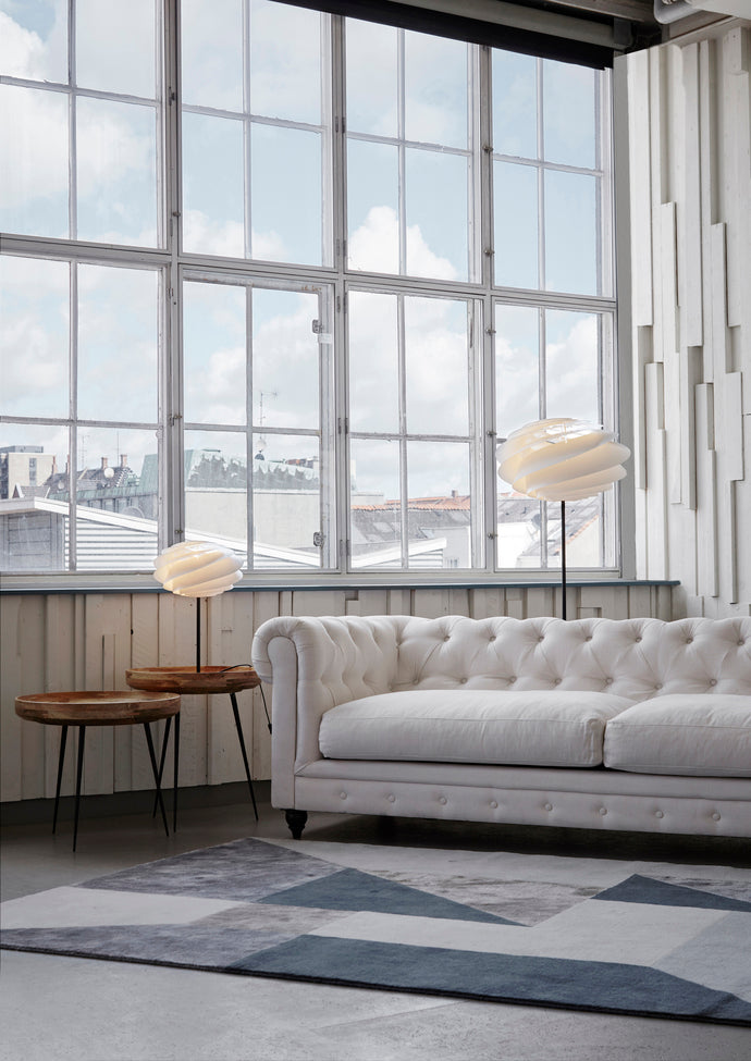 Stojaca lampa MODEL 331 SWIRL biela s čiernym podstavcom