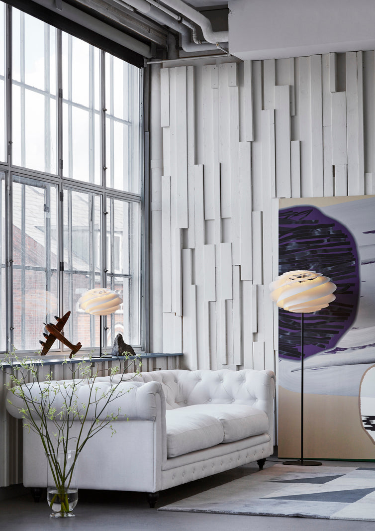 Stojaca lampa MODEL 331 SWIRL biela s čiernym podstavcom