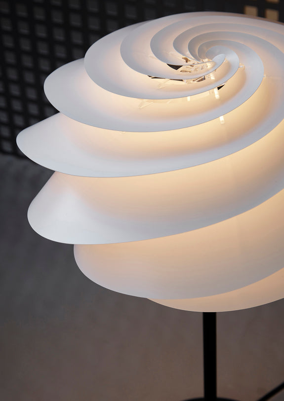Stojaca lampa MODEL 331 SWIRL biela s čiernym podstavcom