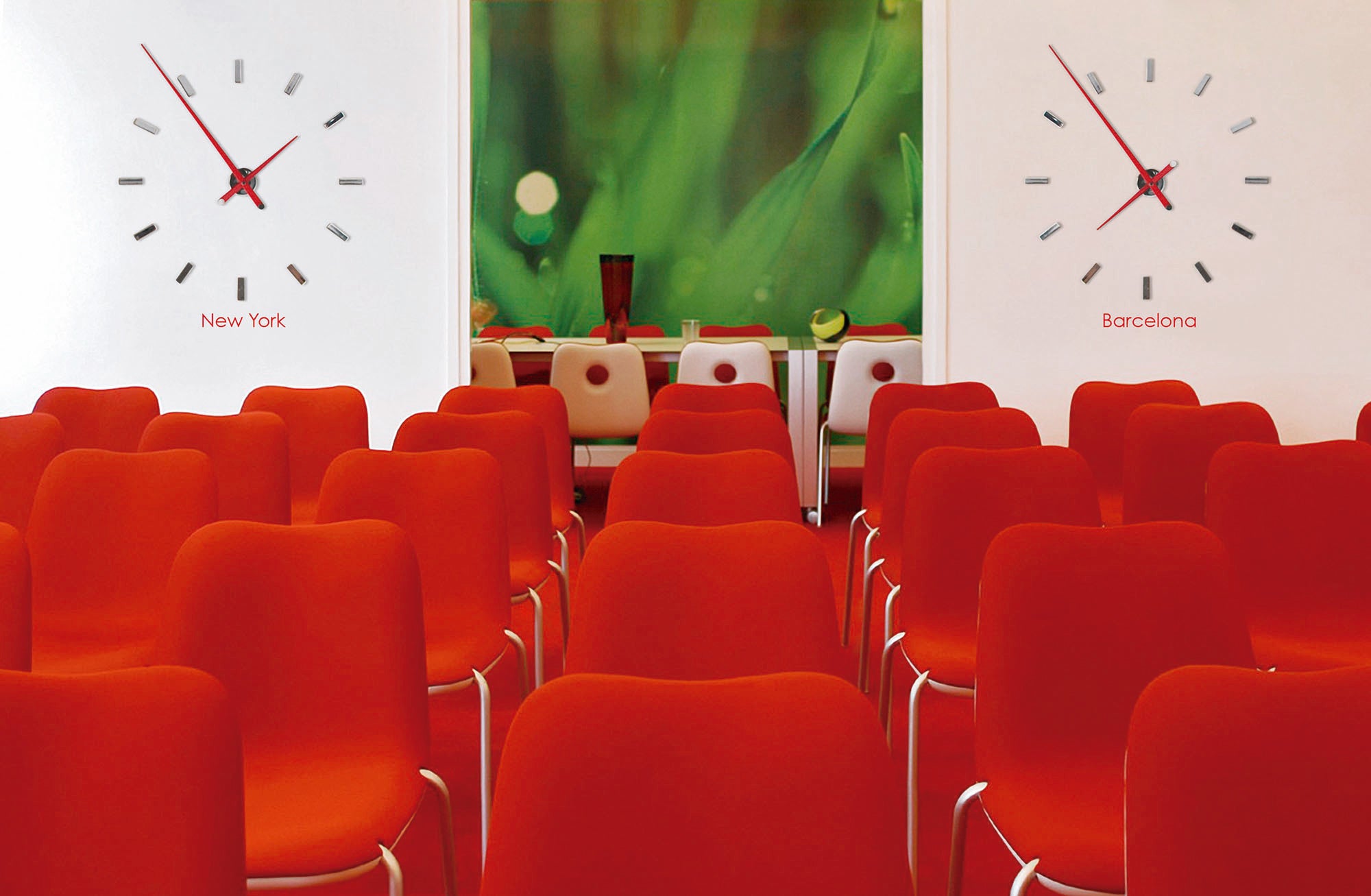 Nástenné hodiny TACON s chrómovaným povrchom a červeným dokončením