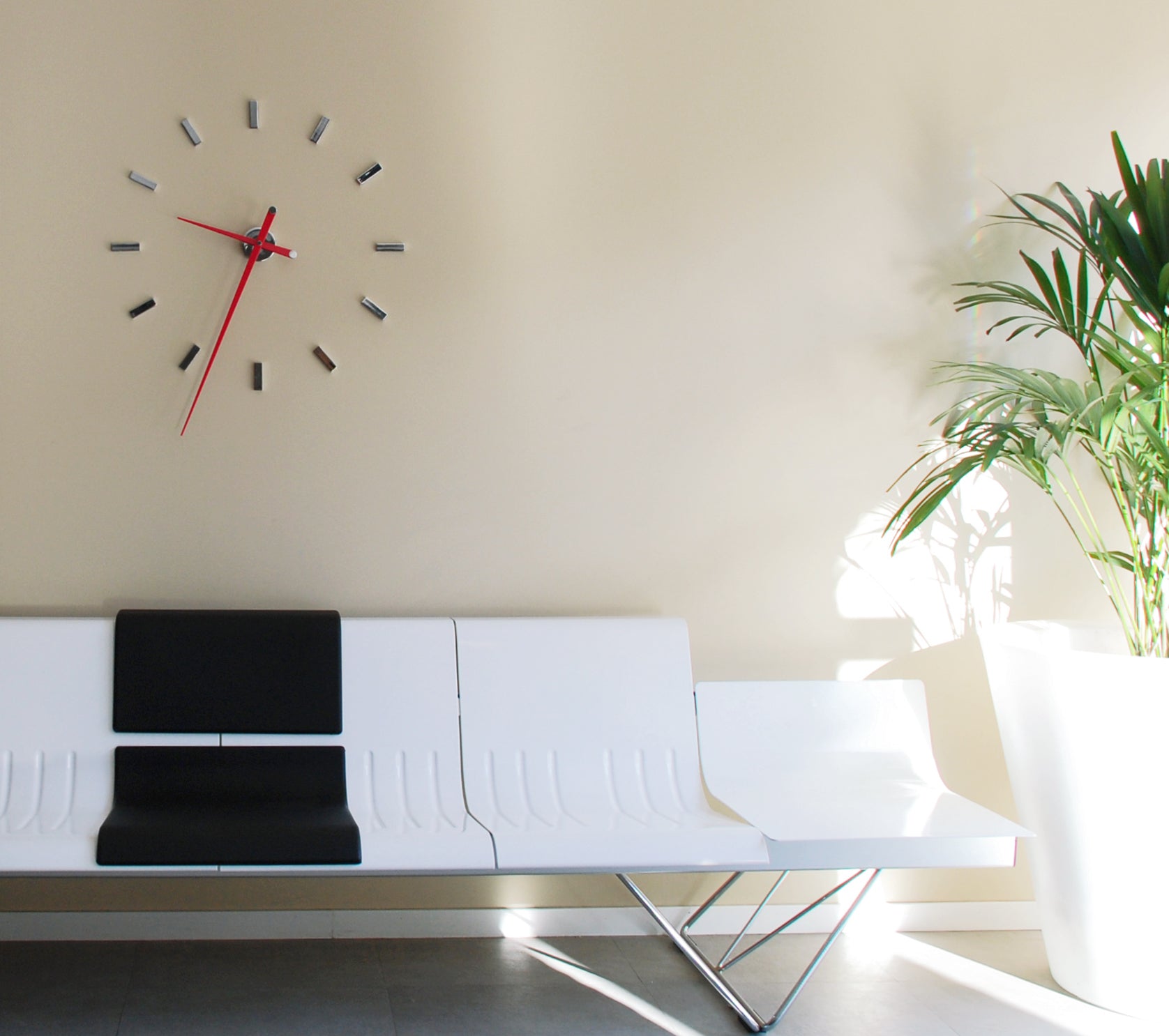 Nástenné hodiny TACON chrómové s bielou