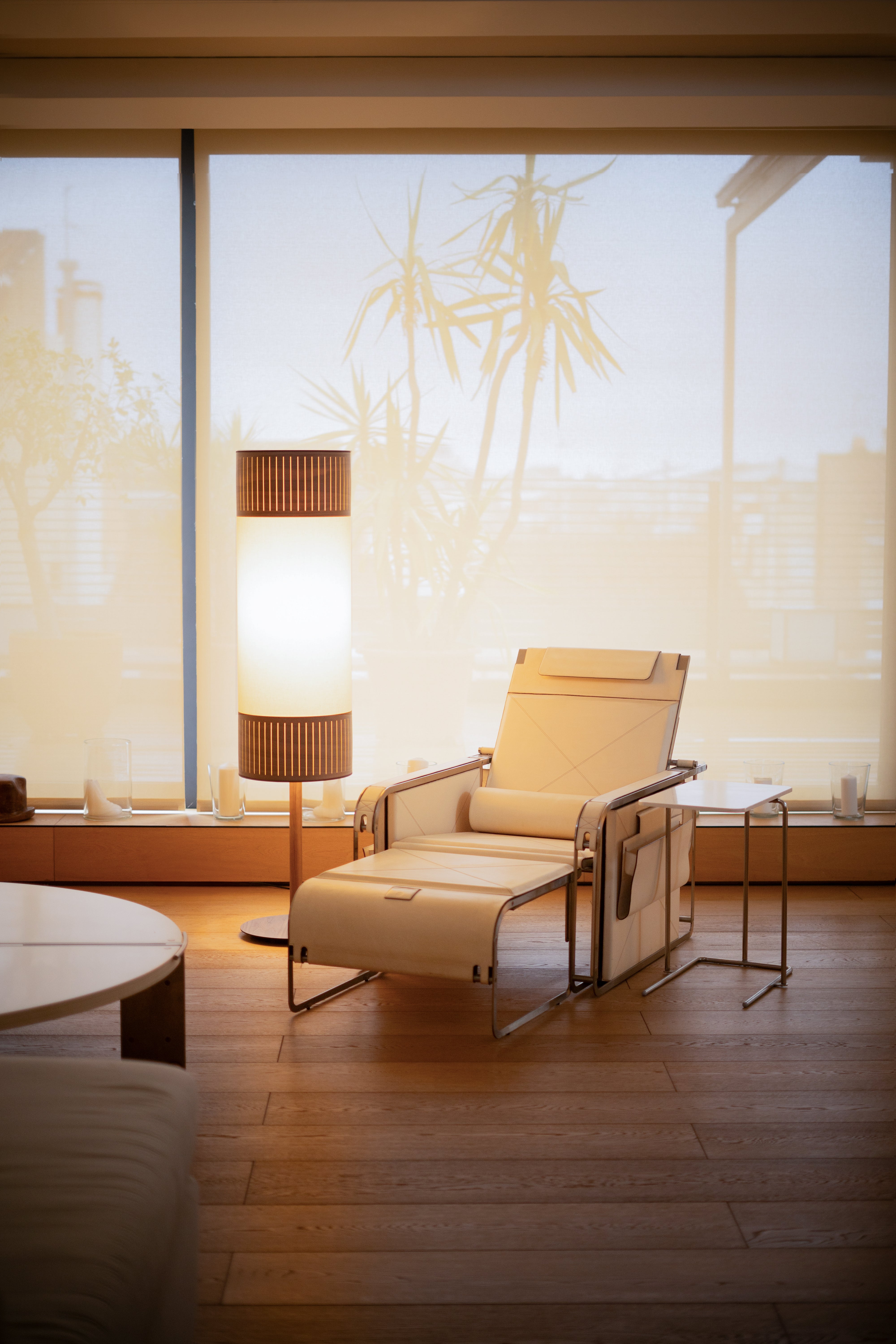 TAMIZ Floor Lamp in White with Walnut Wood