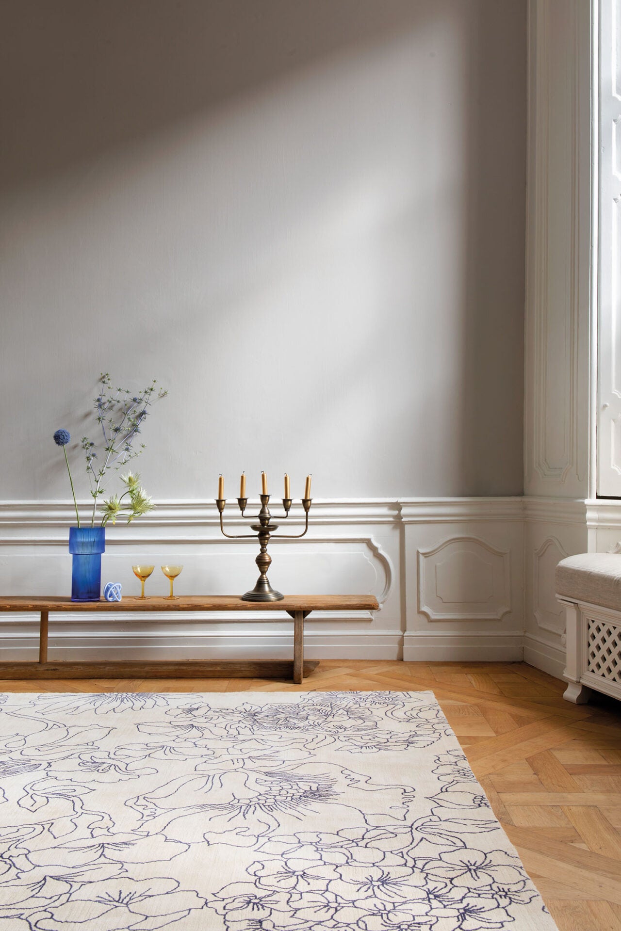 Koberec LINEAR FLORAL MODRÁ zlomená biela
