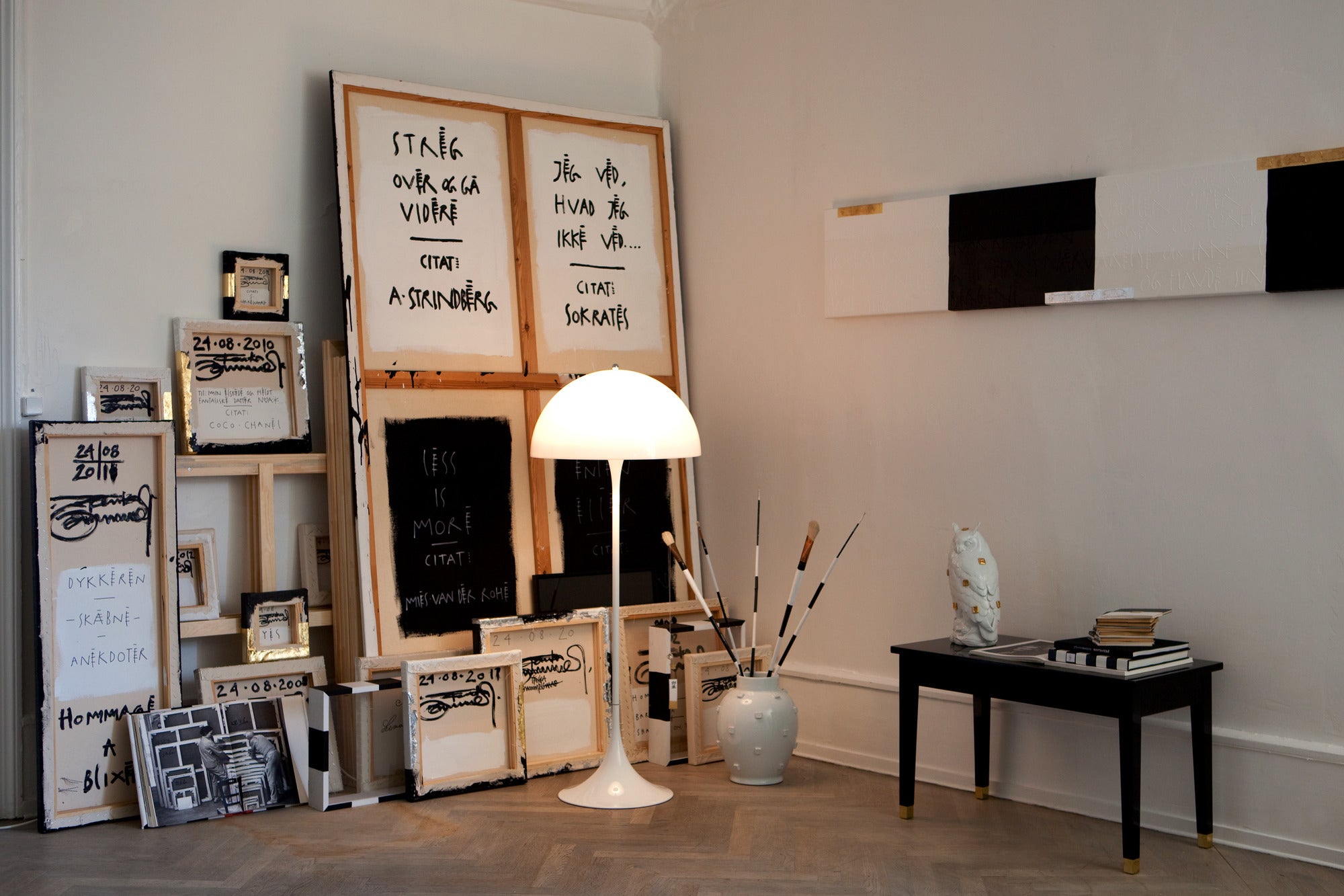 Stolná lampa PANTHELLA biela