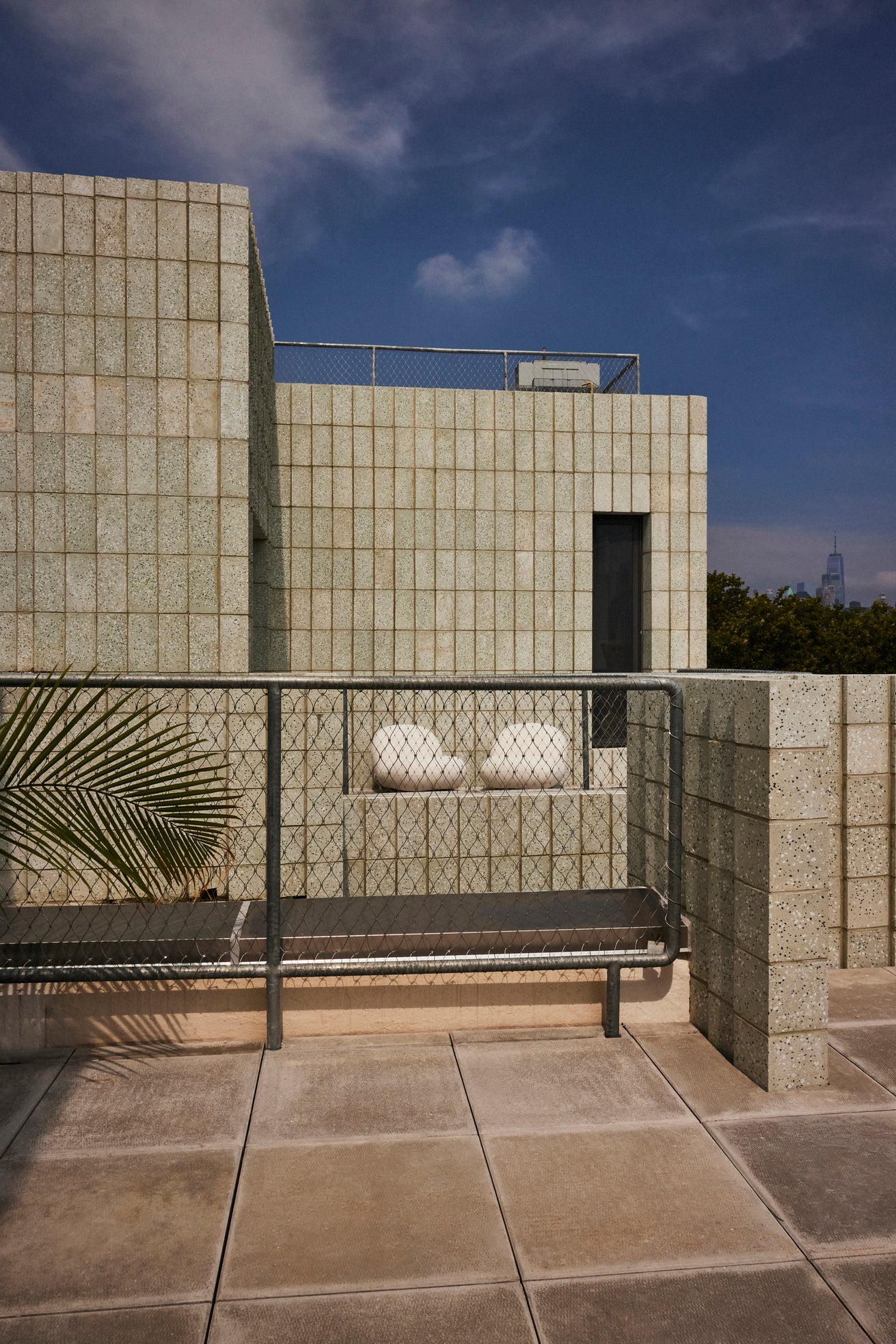 Záhradné kreslo PACHA čalúnené so zlatým podstavcom