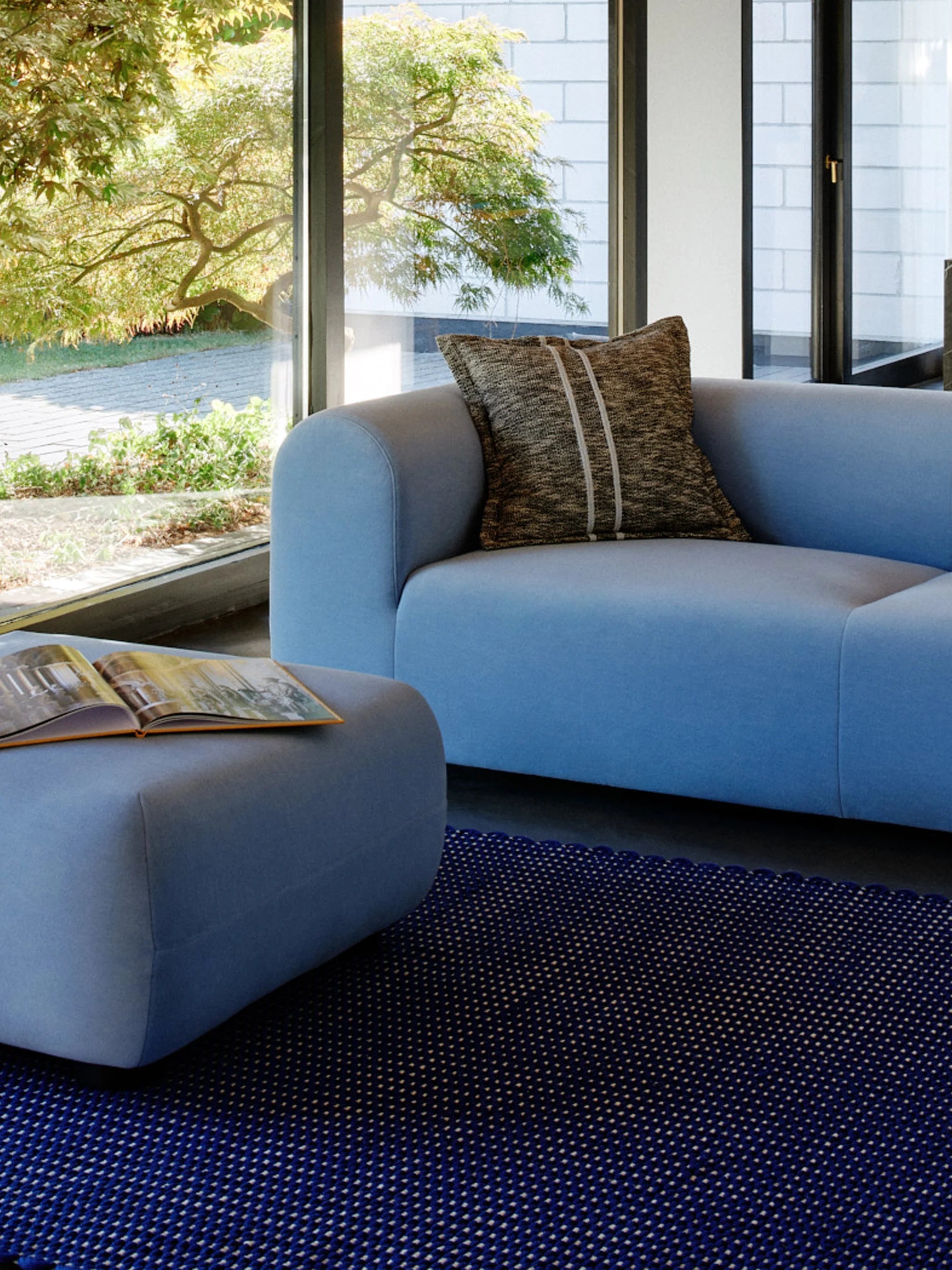 Vankúš TRACK čierny s bielym