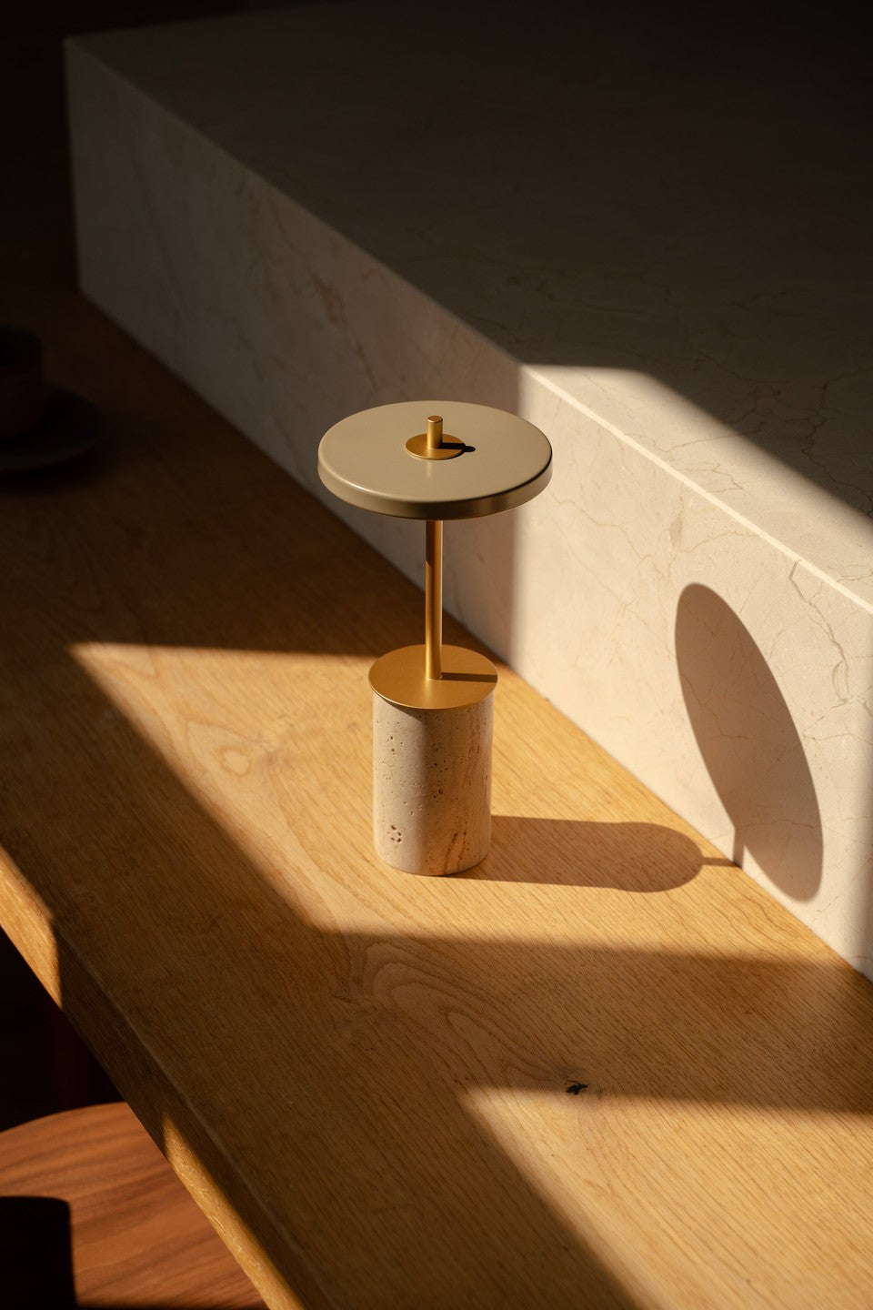 Stolná lampa ASTERIA MOVE MINI travertín so zlatým prvkom