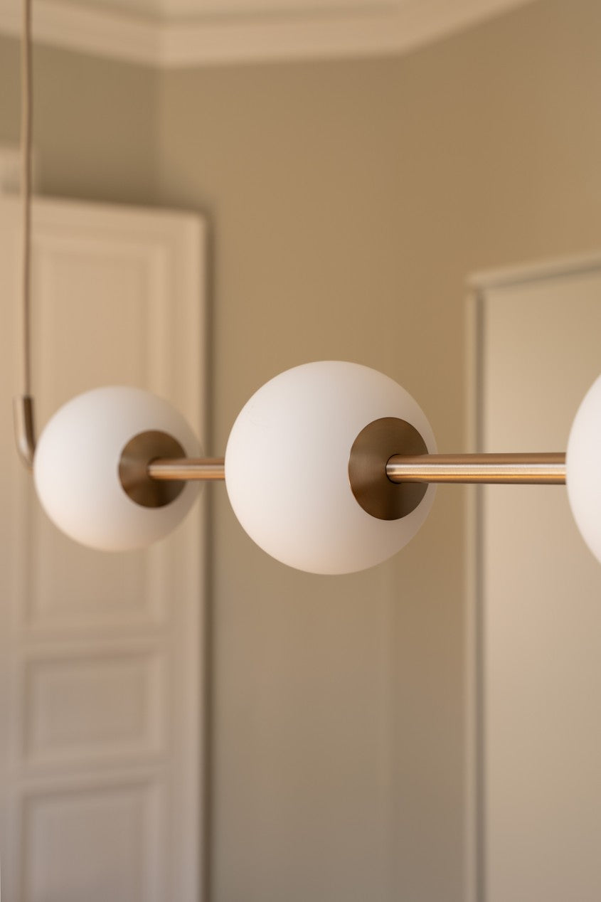 Závesná lampa AUDREY LINEAR biela so zlatým prvkom