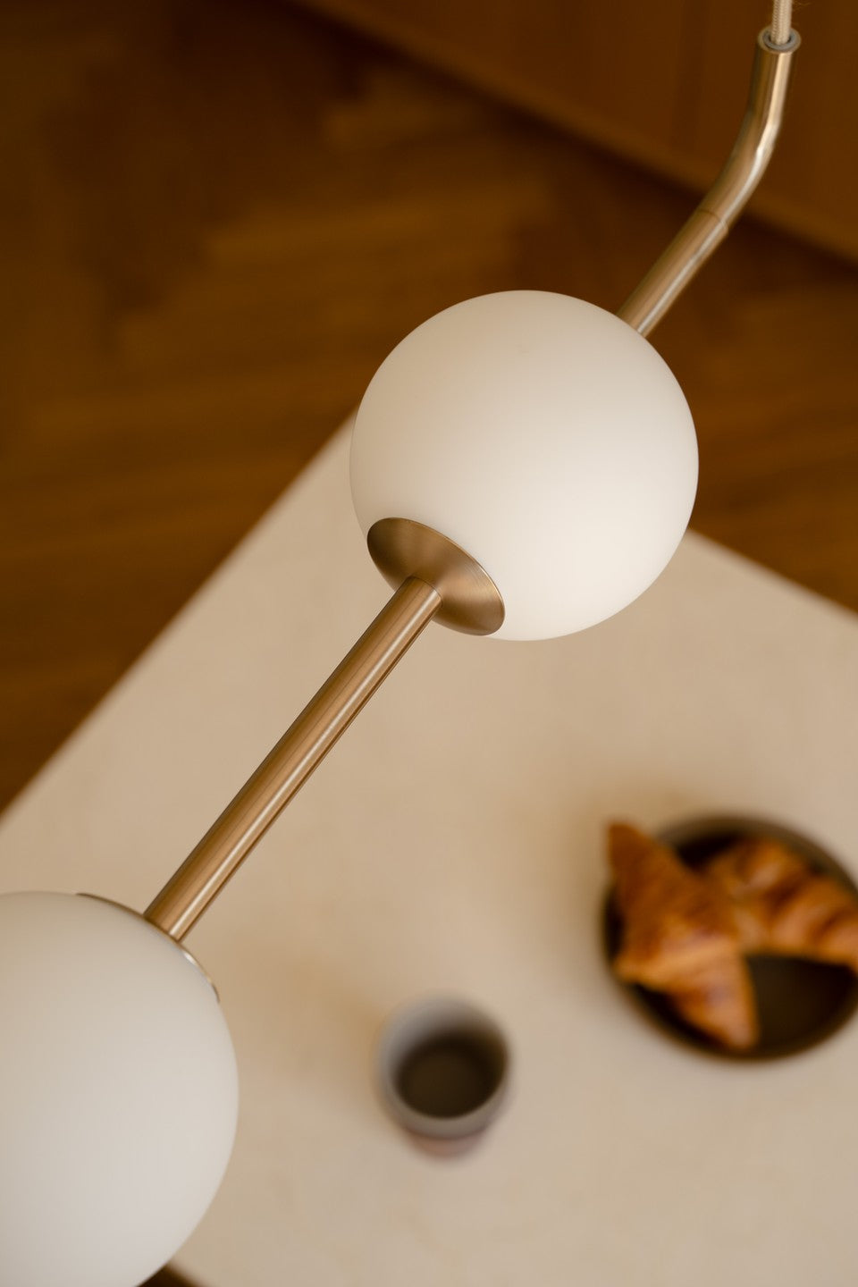 Závesná lampa AUDREY LINEAR biela so zlatým prvkom