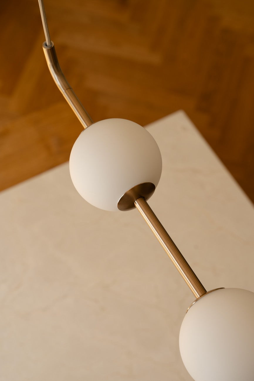 Závesná lampa AUDREY LINEAR biela so zlatým prvkom