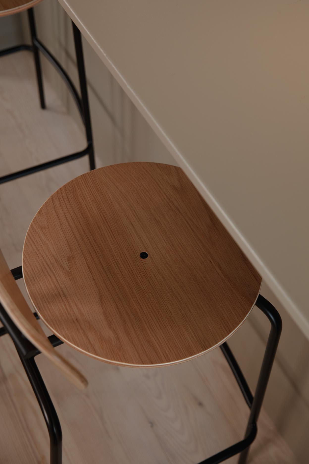 Hoker CURIOUS krémový plyš so zlatým podstavcom