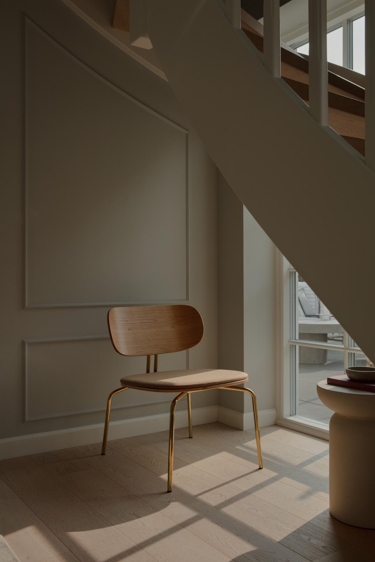 Curious cinious chair with a black base