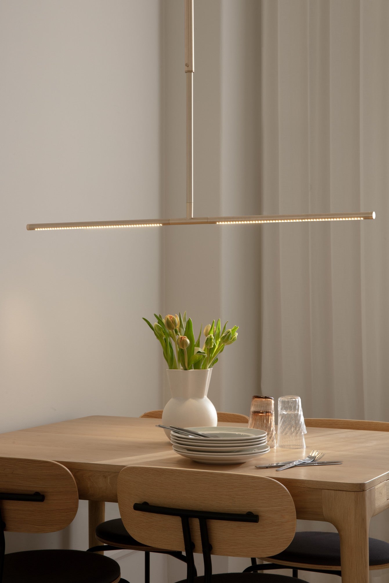 Zlatá závesná lampa OMNI