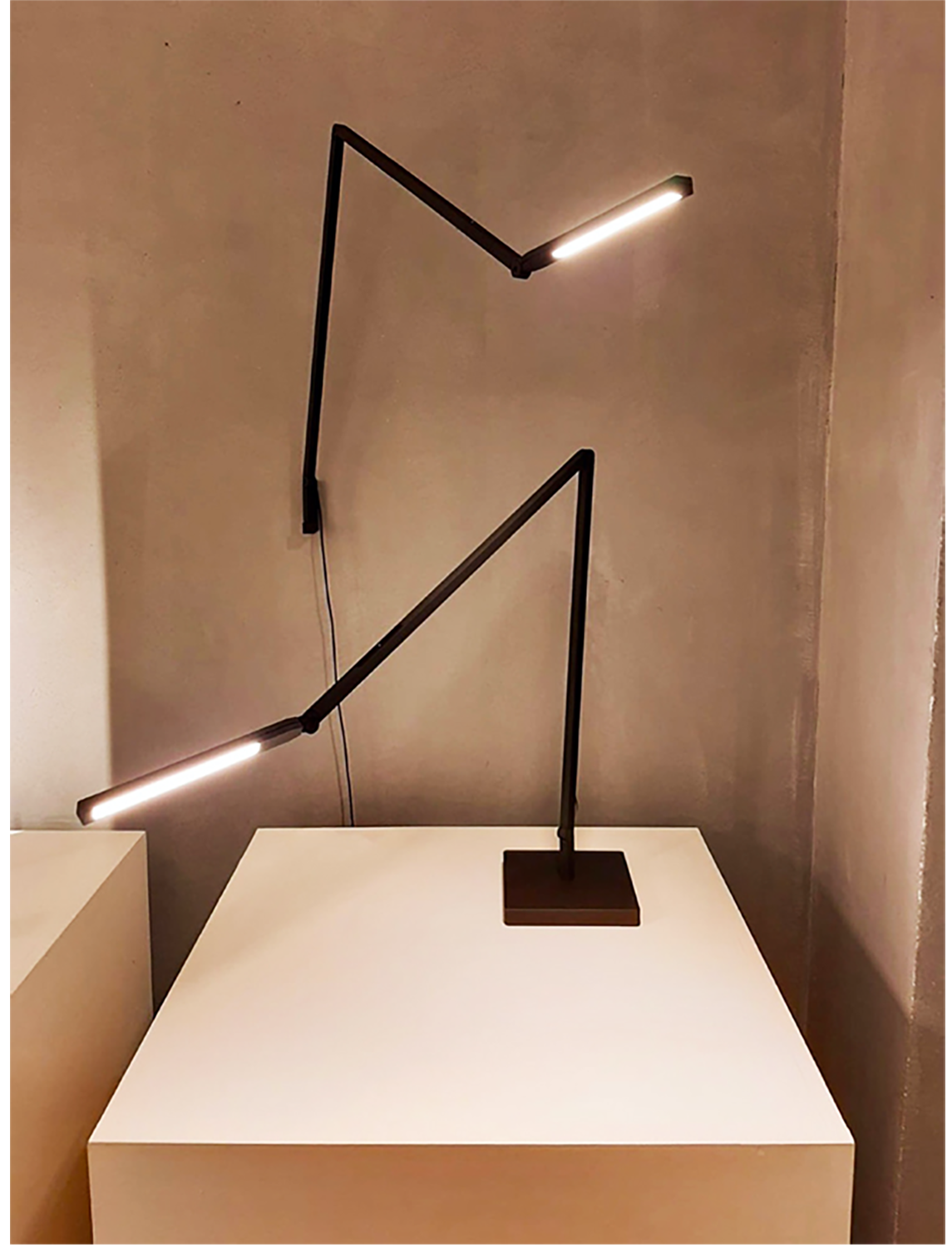 UNTITLED LINEAR desk lamp black
