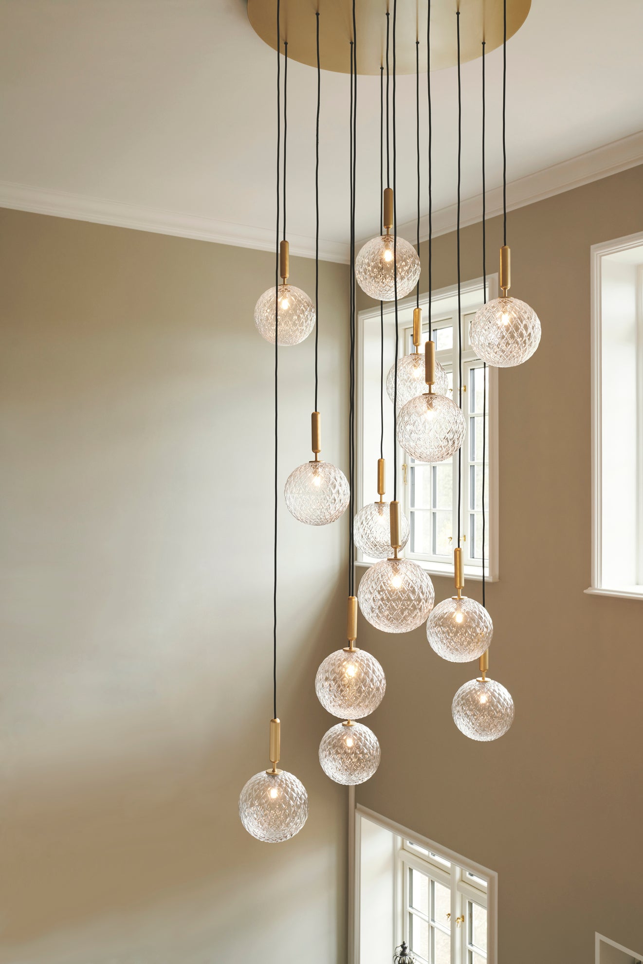 Závesná lampa MIIRA 13 mosadzná s priehľadným sklom