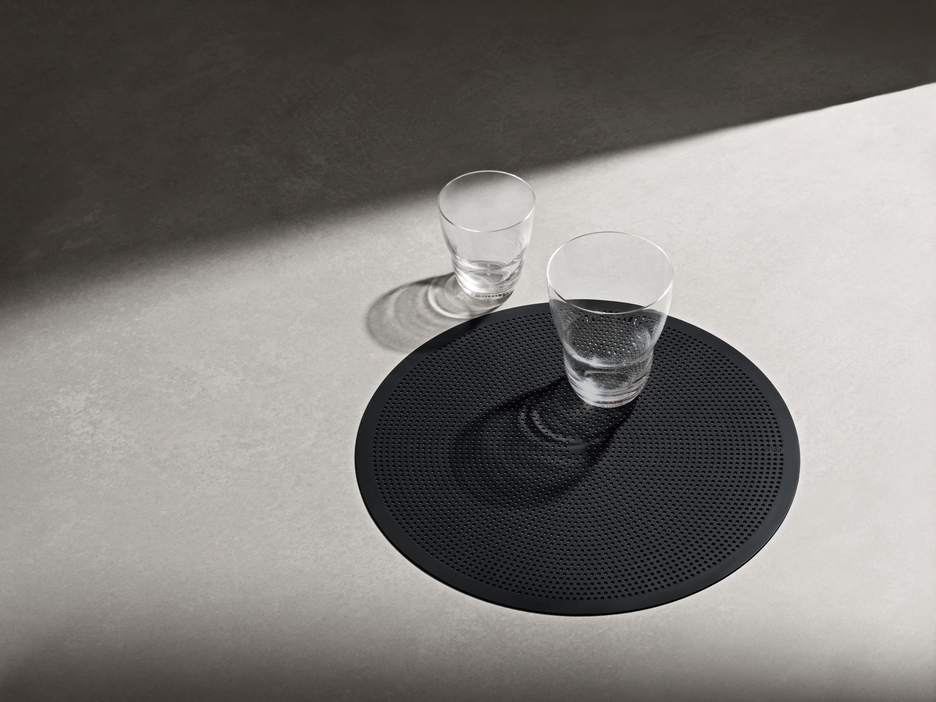 Round placemat VIPP black
