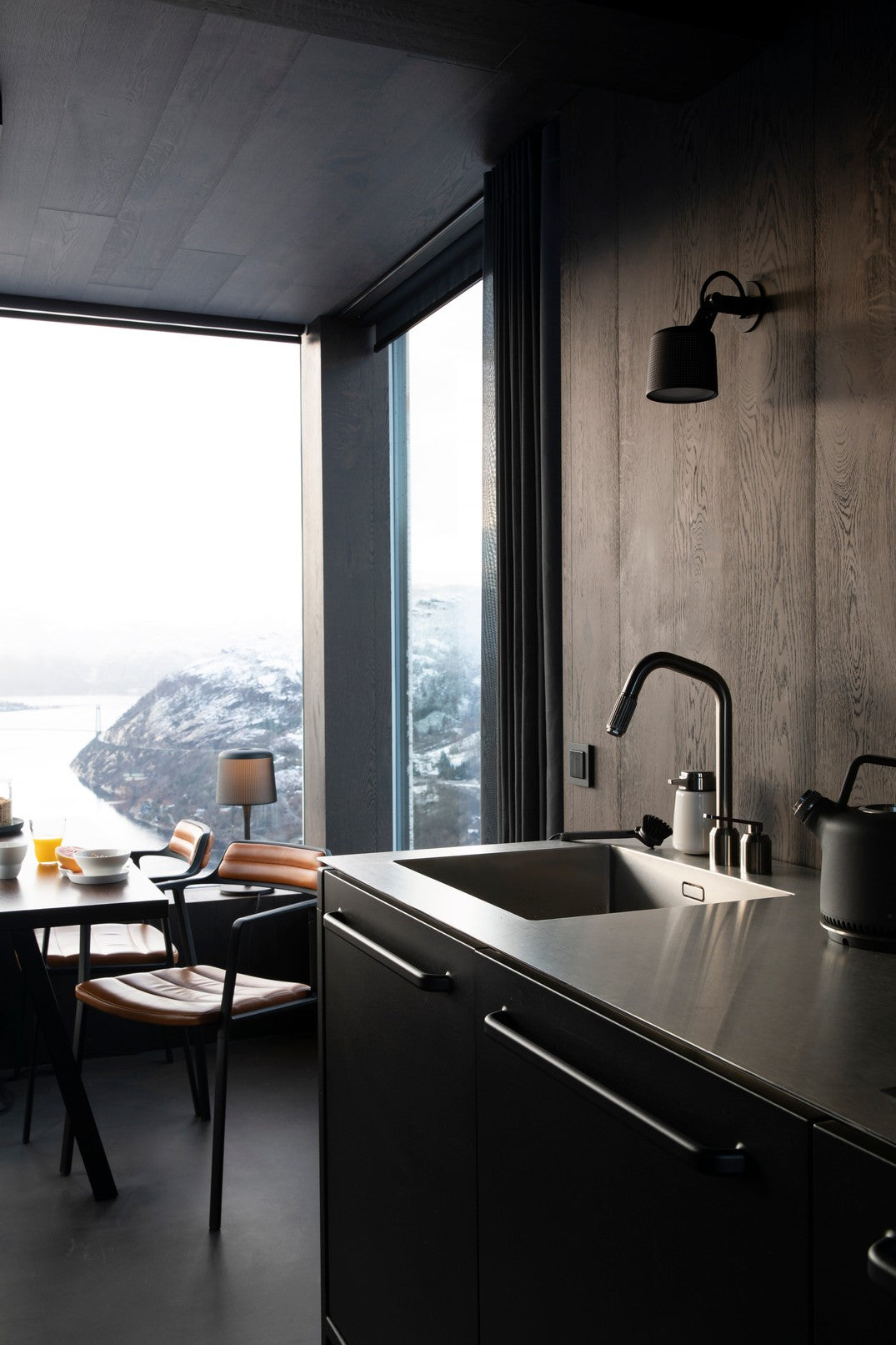 Chair 451 caramel leather with metal base