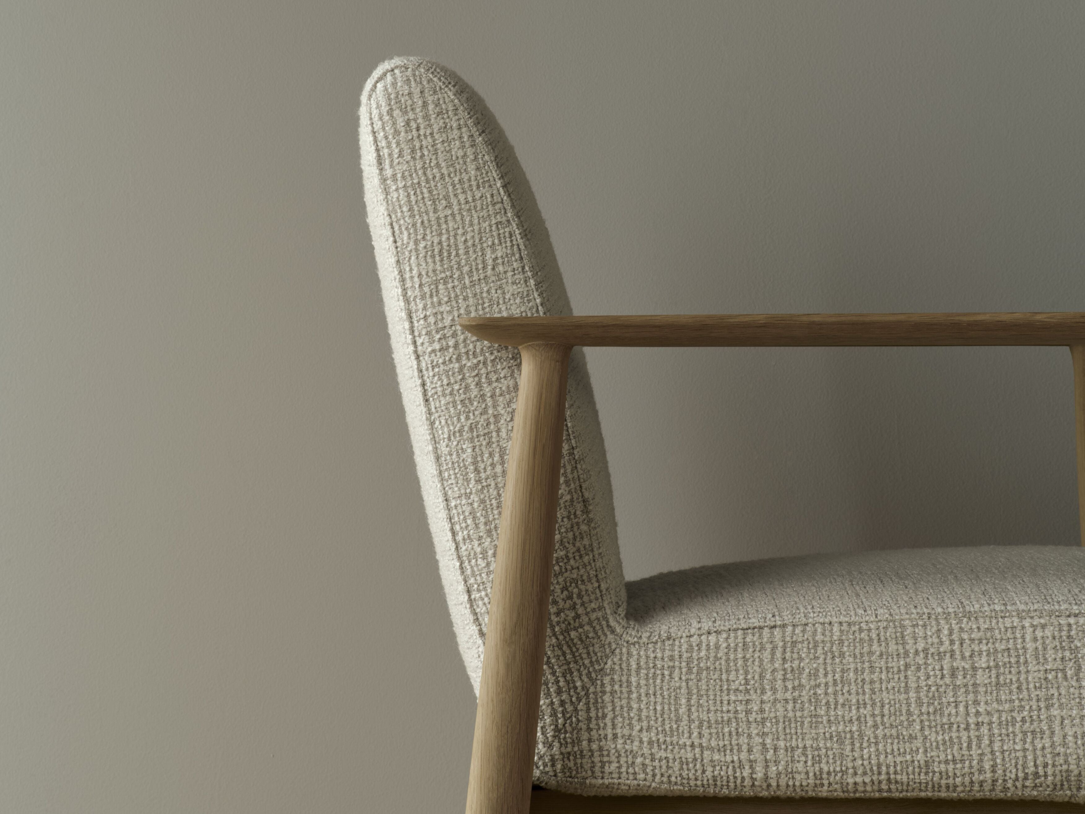 Pohovka čalúnená VISTI s podstavcom z tmavého dubového dreva