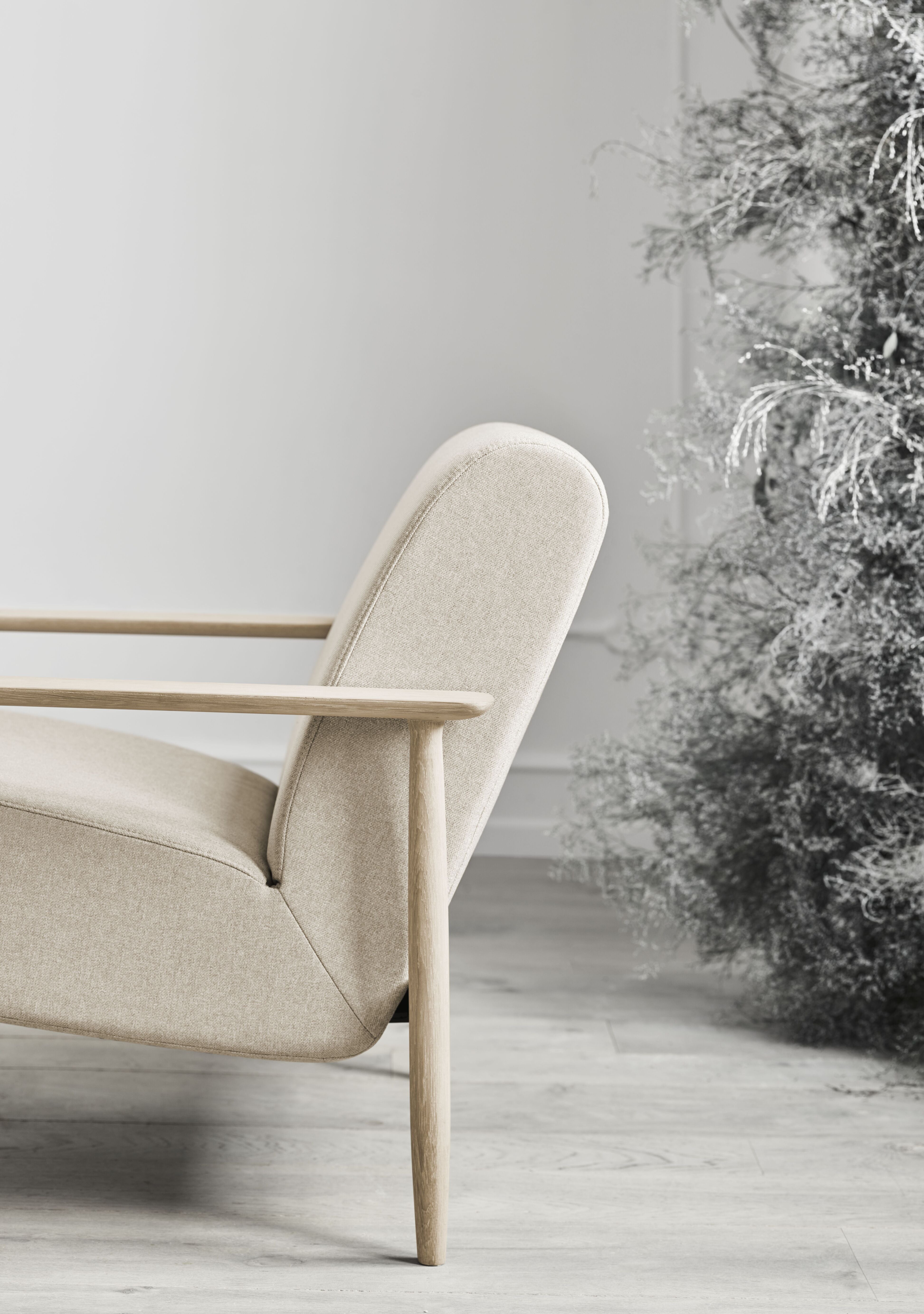 Upholstered armchair Visti base made of dark oak