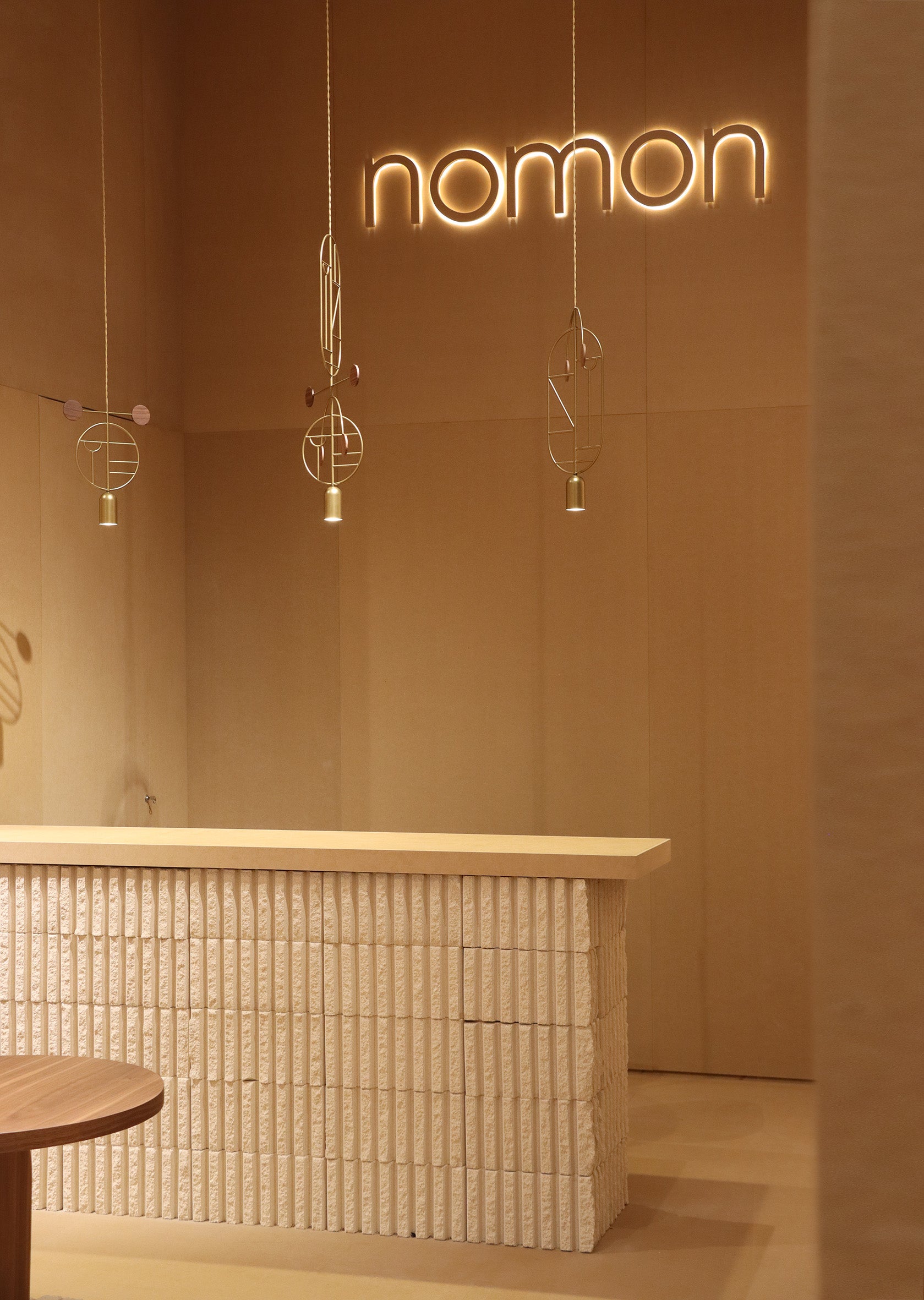 Závesná lampa WOODEN DOTS WD06 mosadzná s orechovým drevom