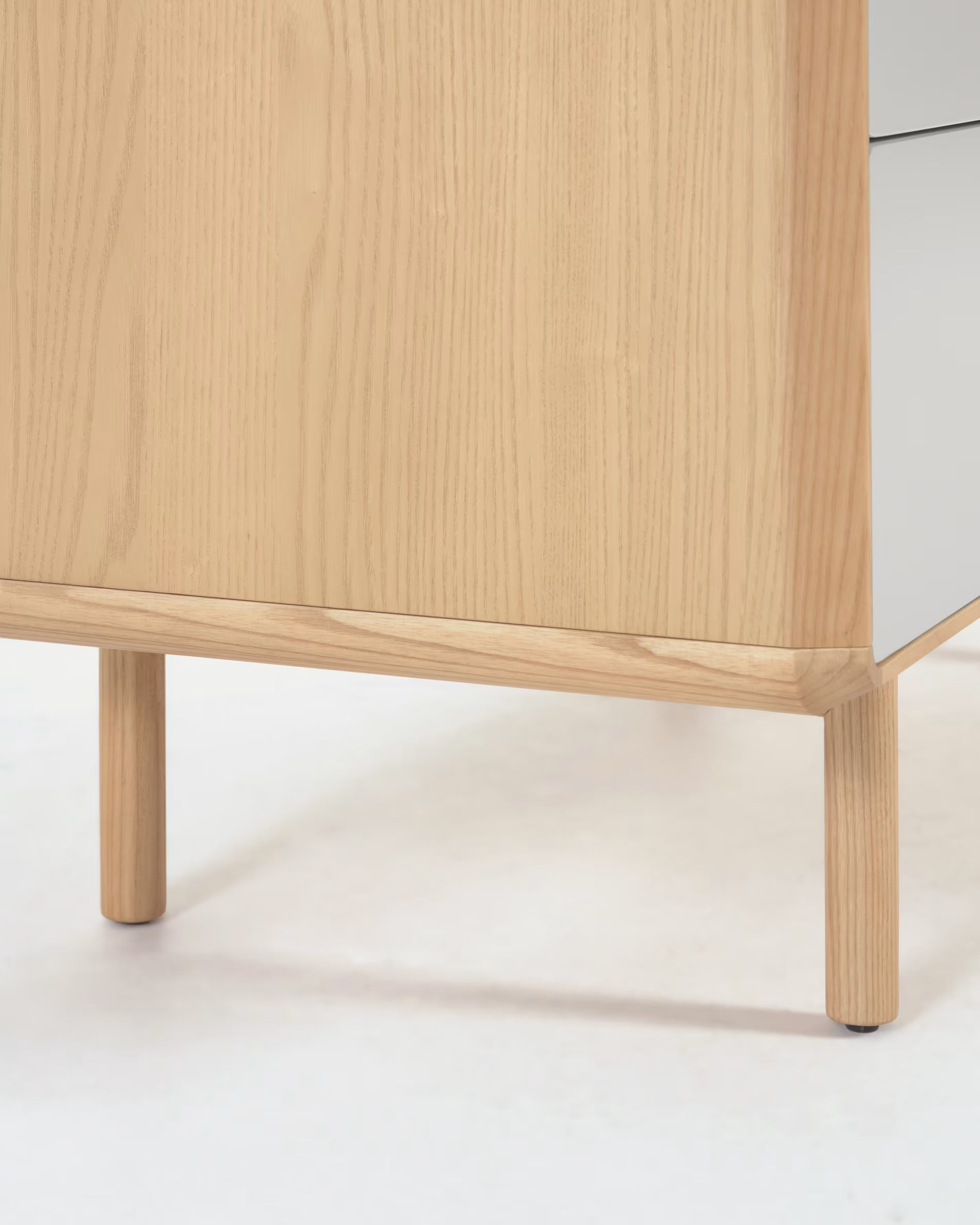 Nočná skrinka ANIELLE svetlosivá s drevom