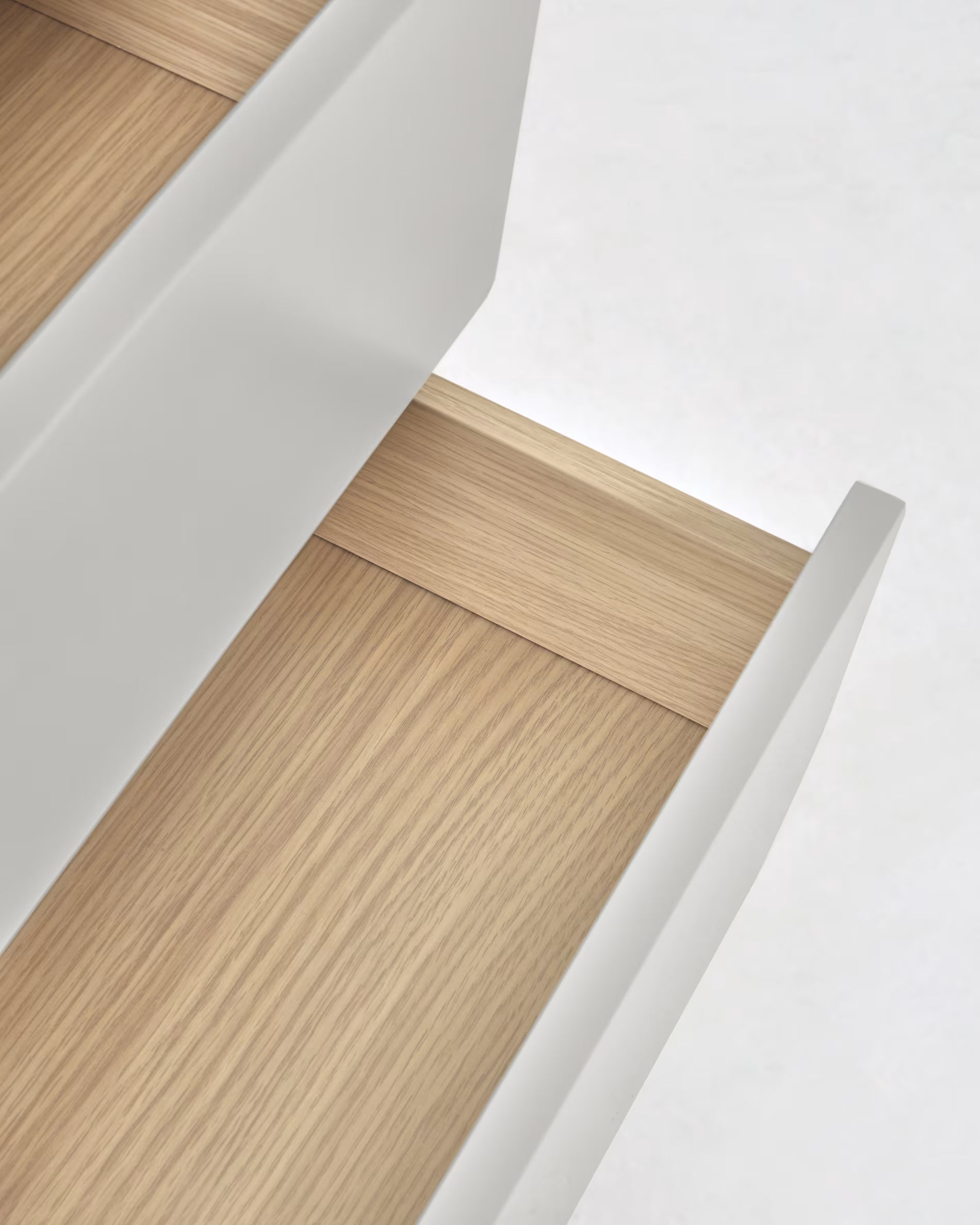 Komoda so zásuvkami ANIELLE svetlosivá s drevom