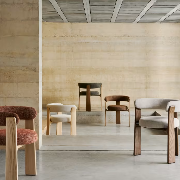 Kreslo s podrúčkami GRANITE zelený šenil s tmavým jaseňovým podstavcom