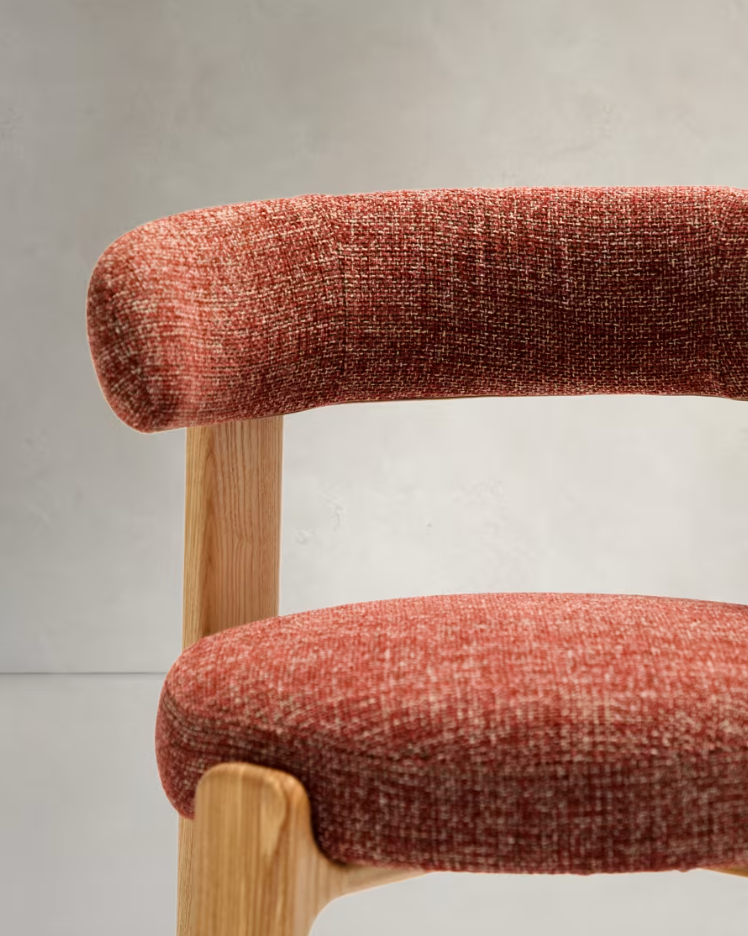 Stolička GRANITE červený šenil s jaseňovou základňou