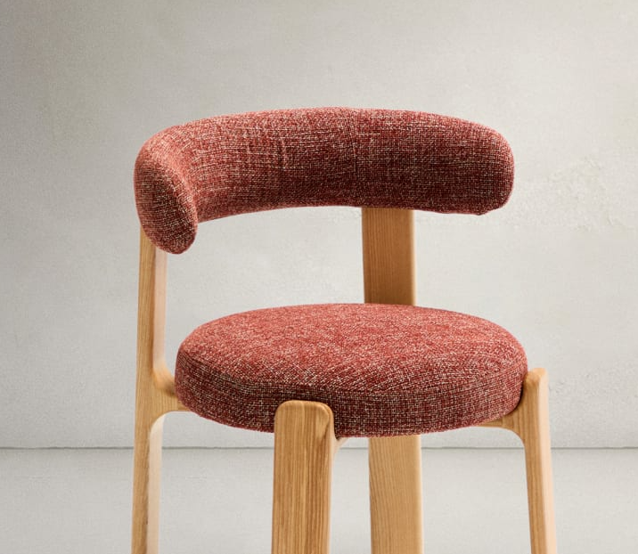 Stolička GRANITE červený šenil s jaseňovou základňou