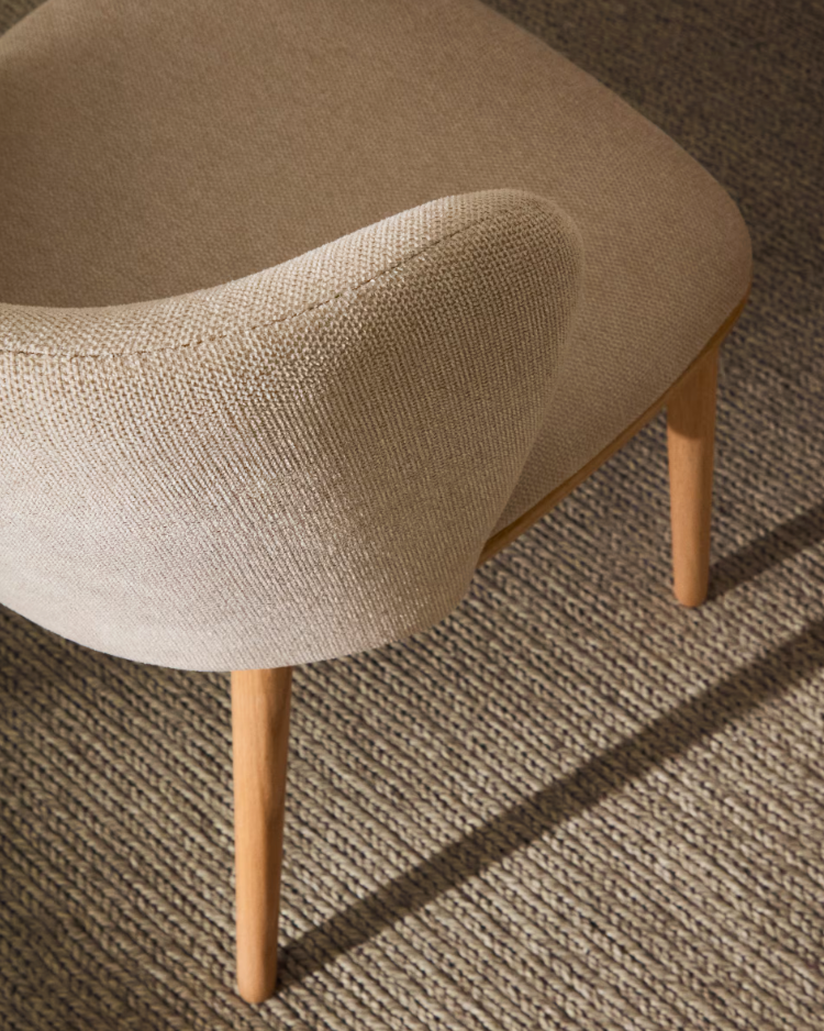 A chair in the ciselia beige szenil fabric with a bright base