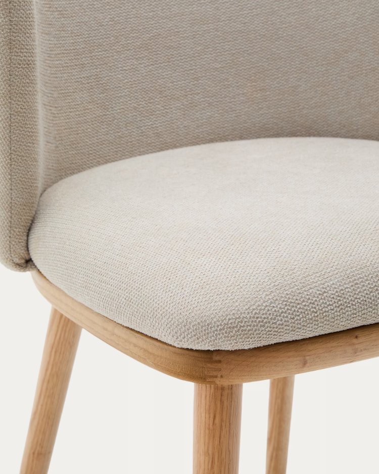 A chair in the ciselia beige szenil fabric with a bright base