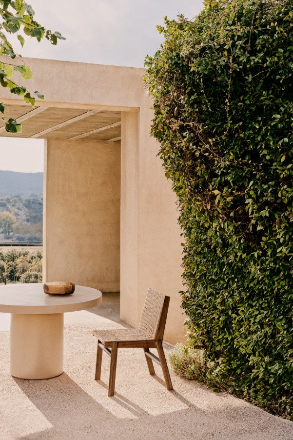 Záhradná stolička ITANI z akáciového dreva s ratanovým sedadlom